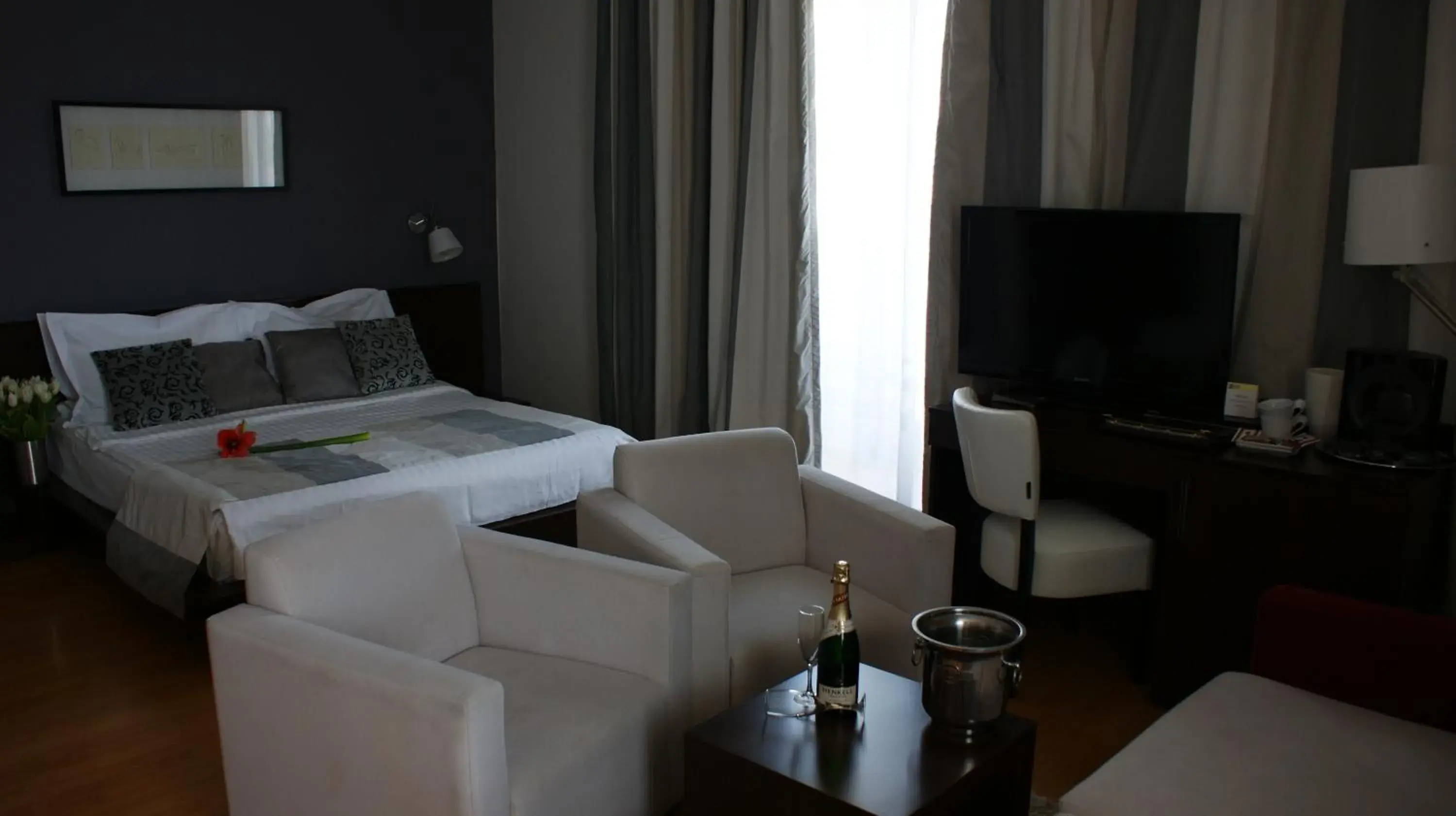 Bedroom, Seating Area in Hotel Unique Bucharest