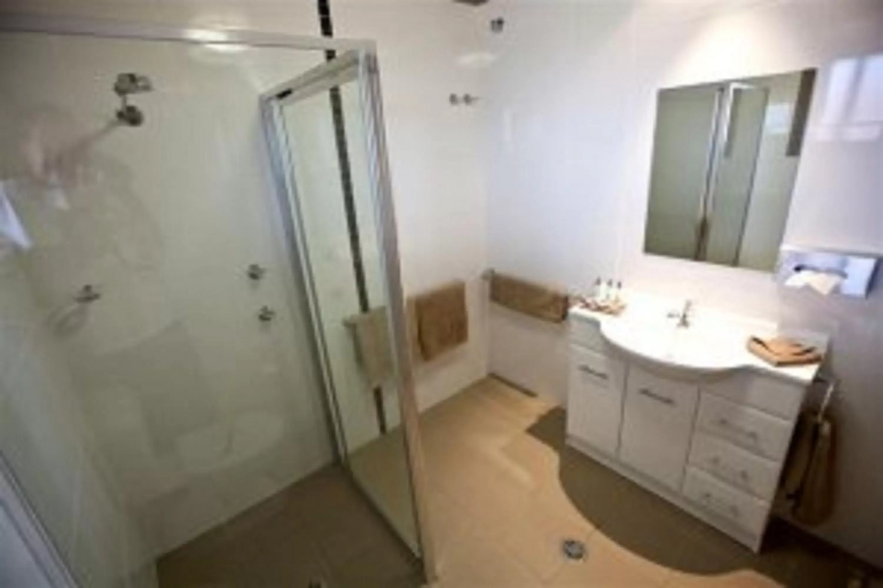 Bathroom in Cattlemans Country Motor Inn & Serviced Apartments