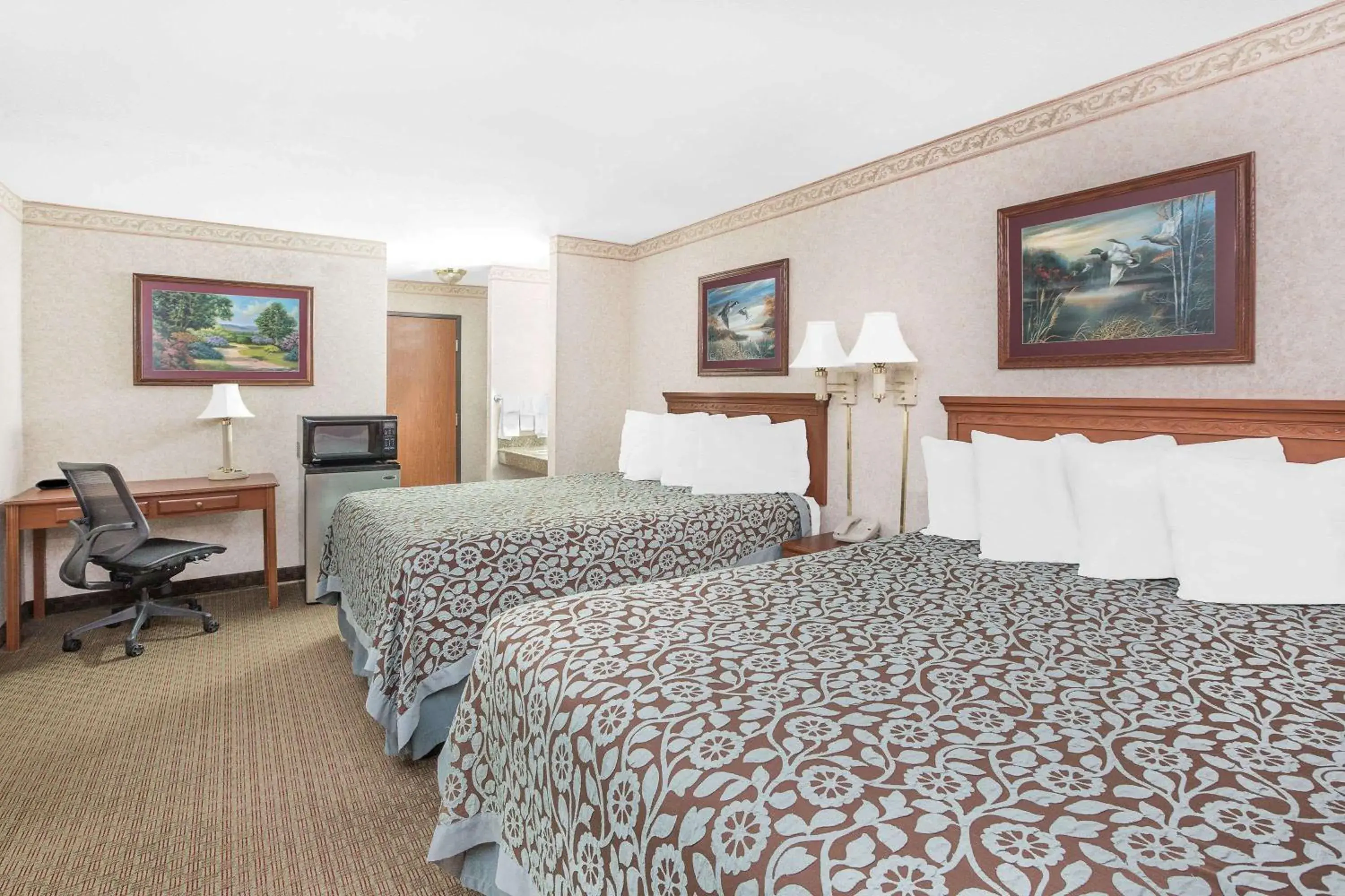 Photo of the whole room, Bed in Days Inn & Suites by Wyndham Brinkley