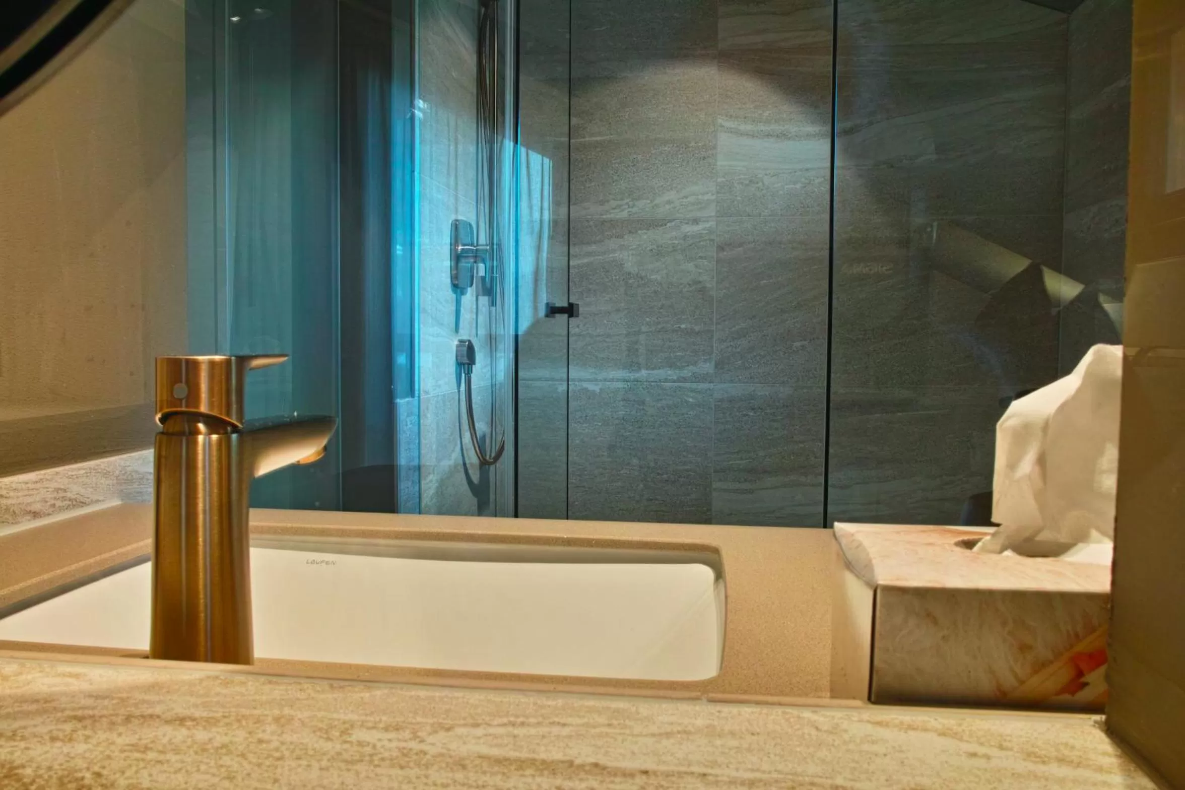 Shower, Bed in Hotel Derby