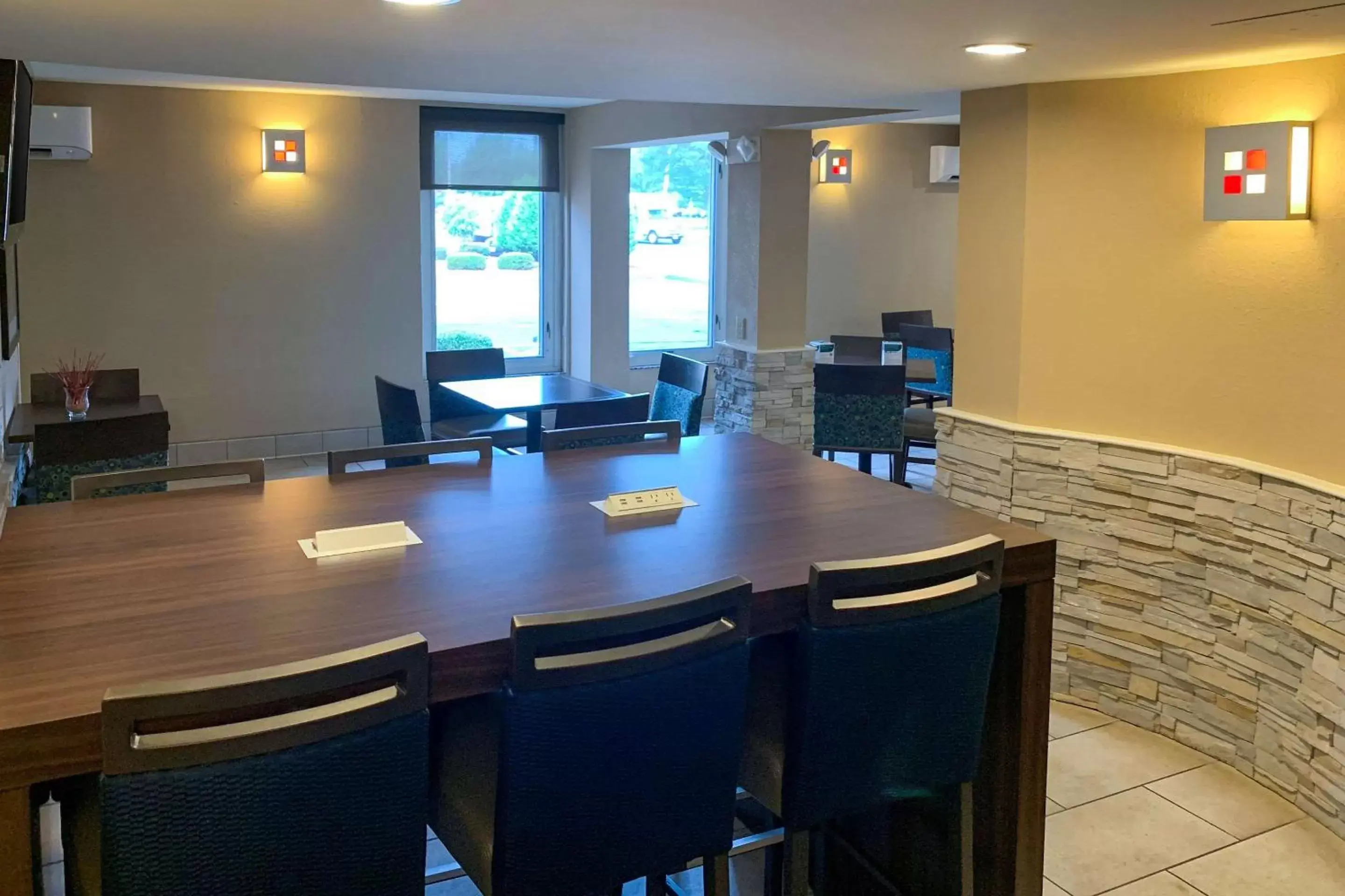 Restaurant/places to eat in Comfort Inn and Suites East Hartford