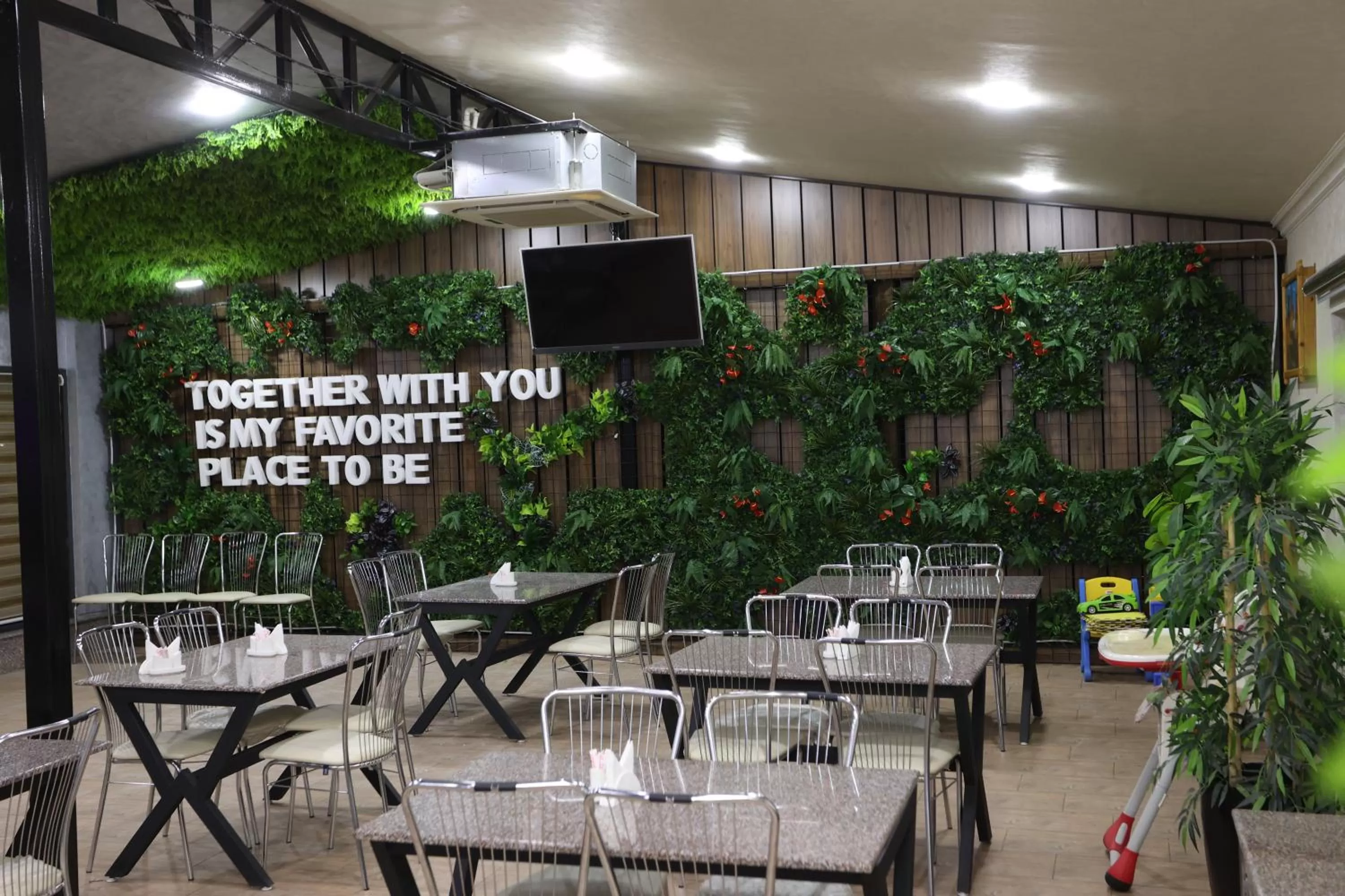 Restaurant/places to eat in CHlNOR HOTEL