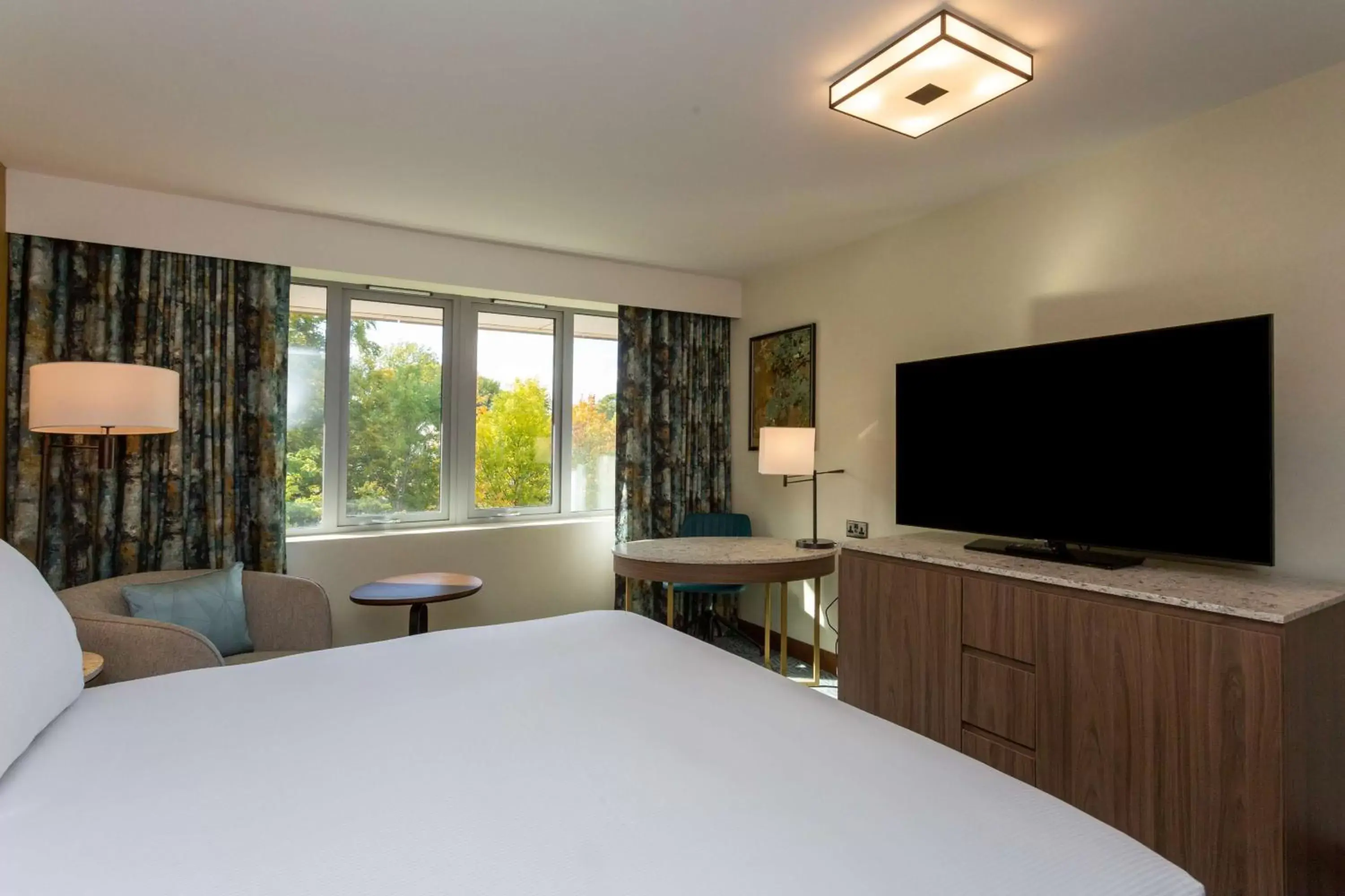 Bedroom, TV/Entertainment Center in DoubleTree by Hilton Hotel Nottingham - Gateway