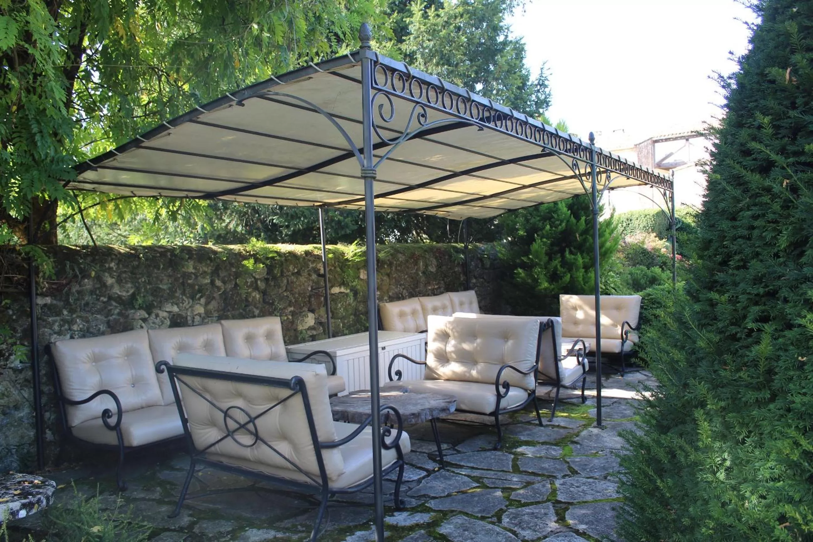 Garden in Hôtel Au Logis des Remparts