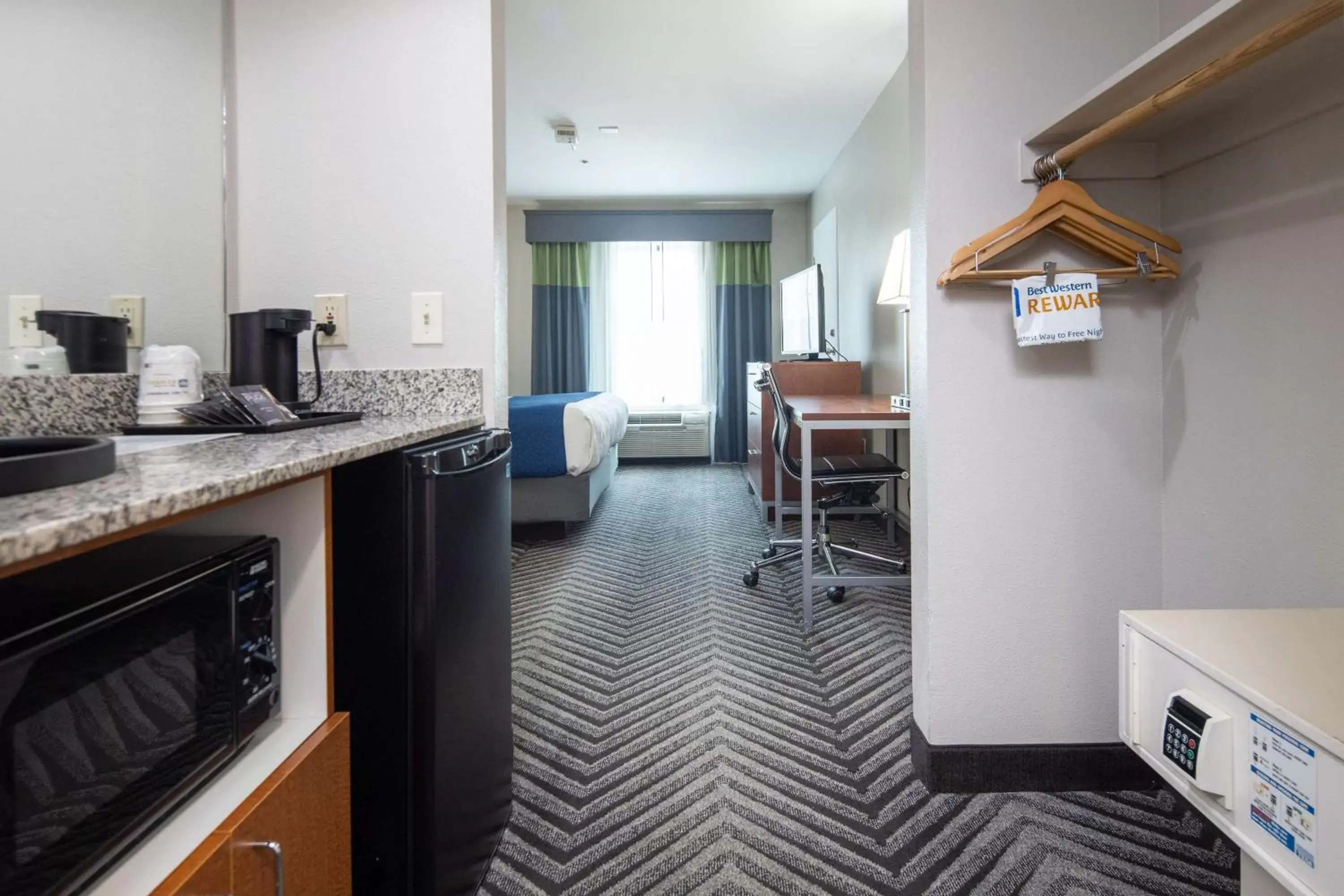 Photo of the whole room, Kitchen/Kitchenette in Best Western Coyote Point Inn