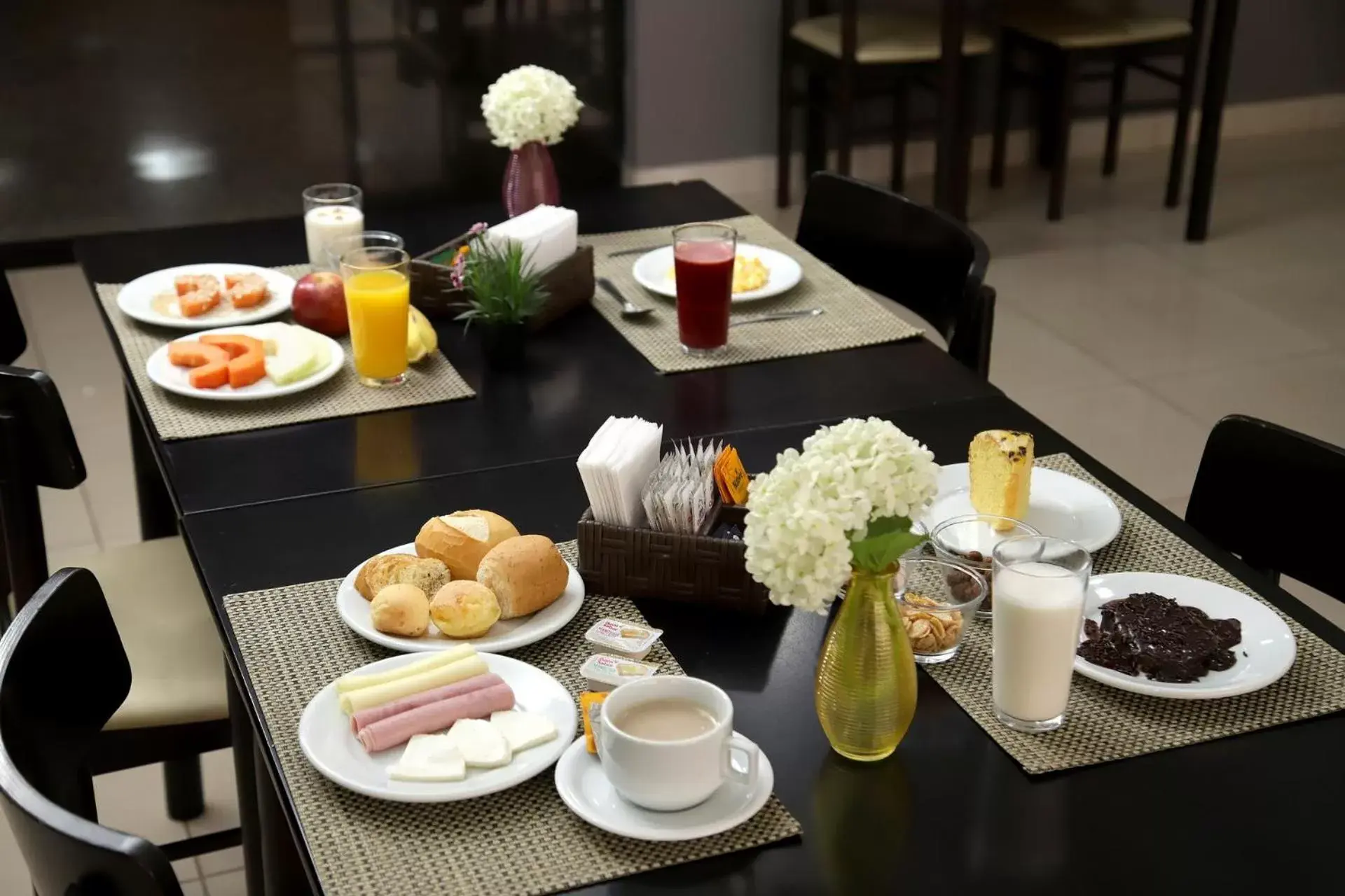 Breakfast in Nobile Inn Executive Ribeirao Preto