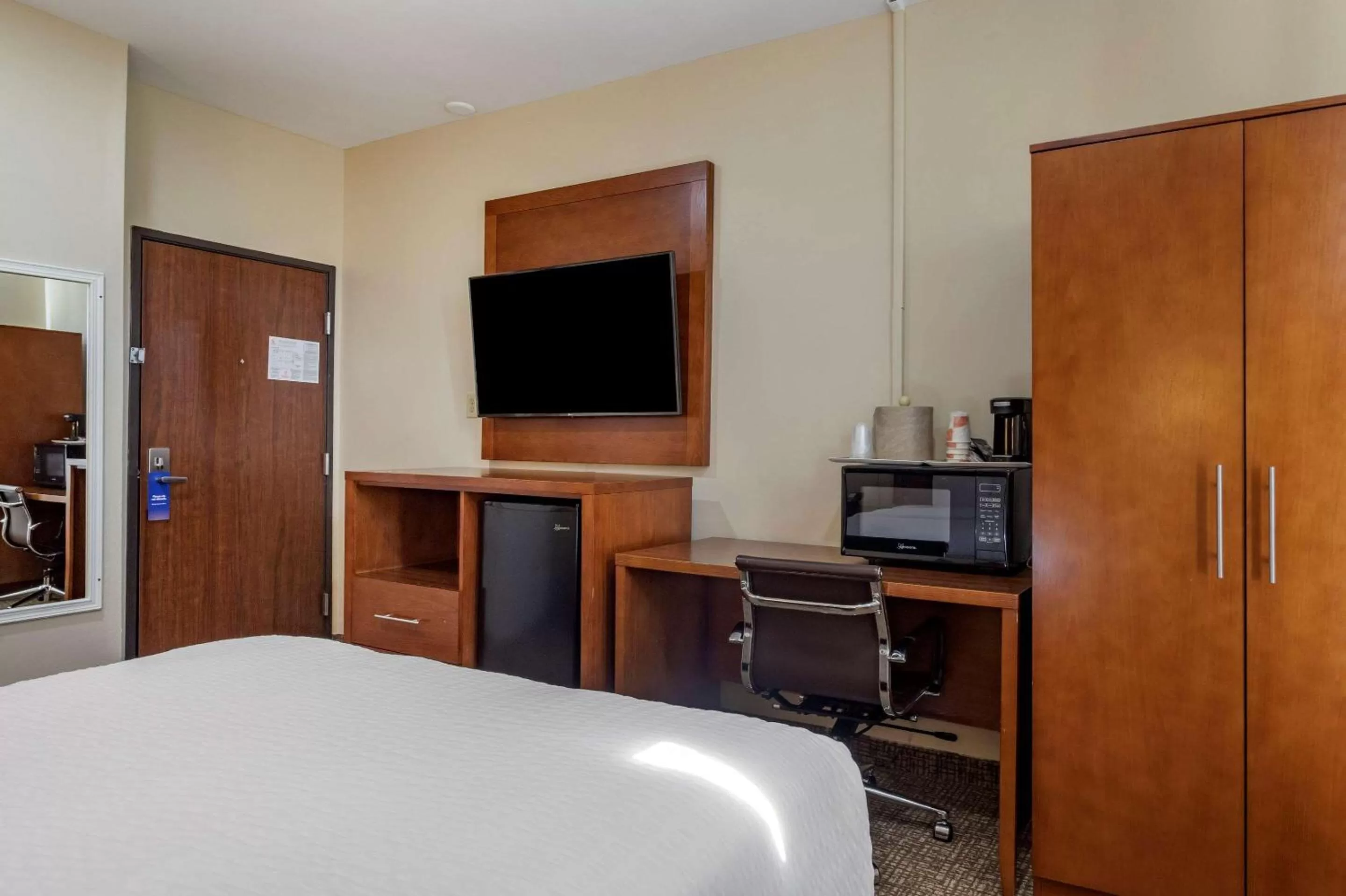 Bedroom, Bed in Comfort Suites Houston near Medical Center- NRG Stadium