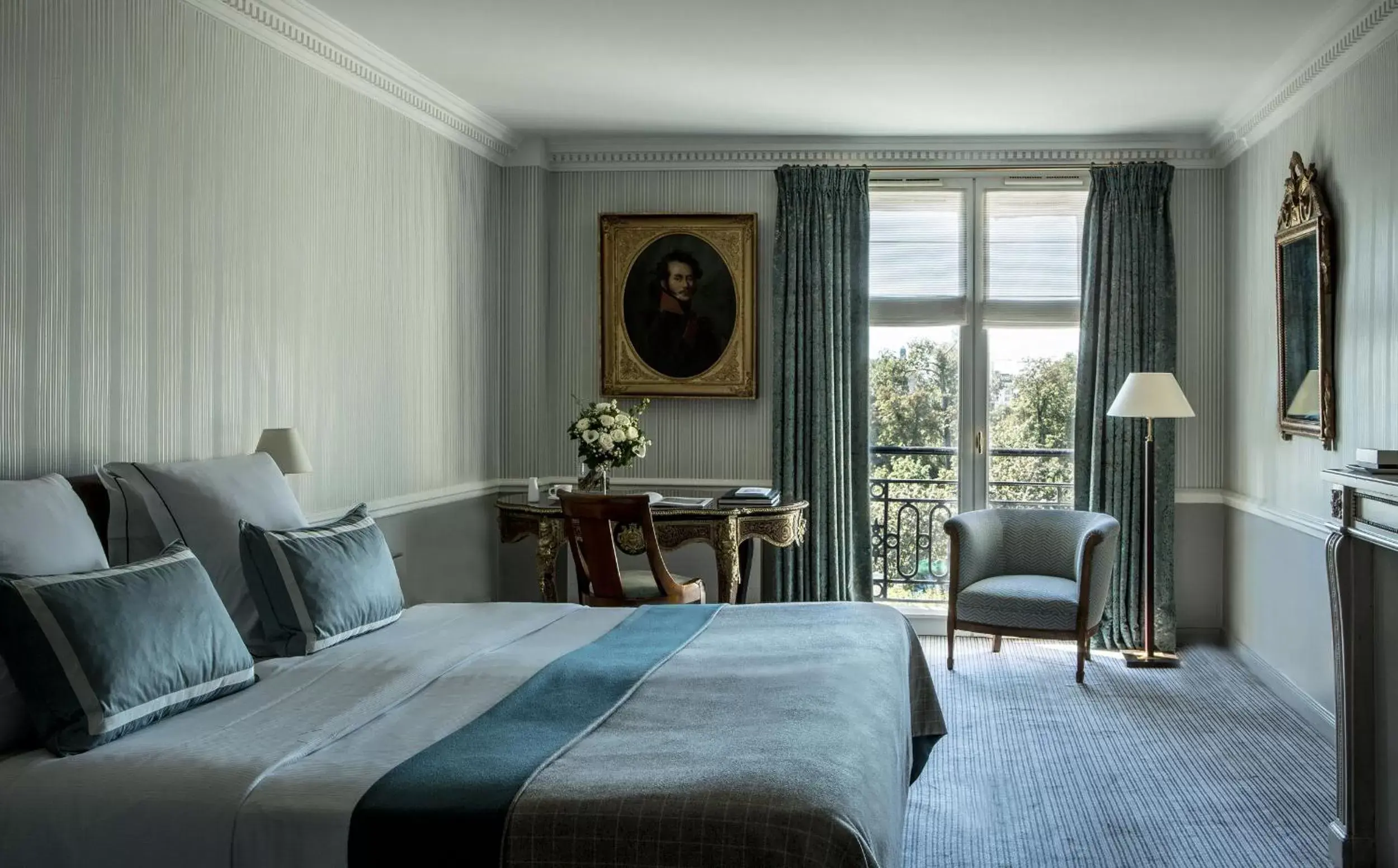 Bedroom, Bed in Hôtel Brighton - Esprit de France