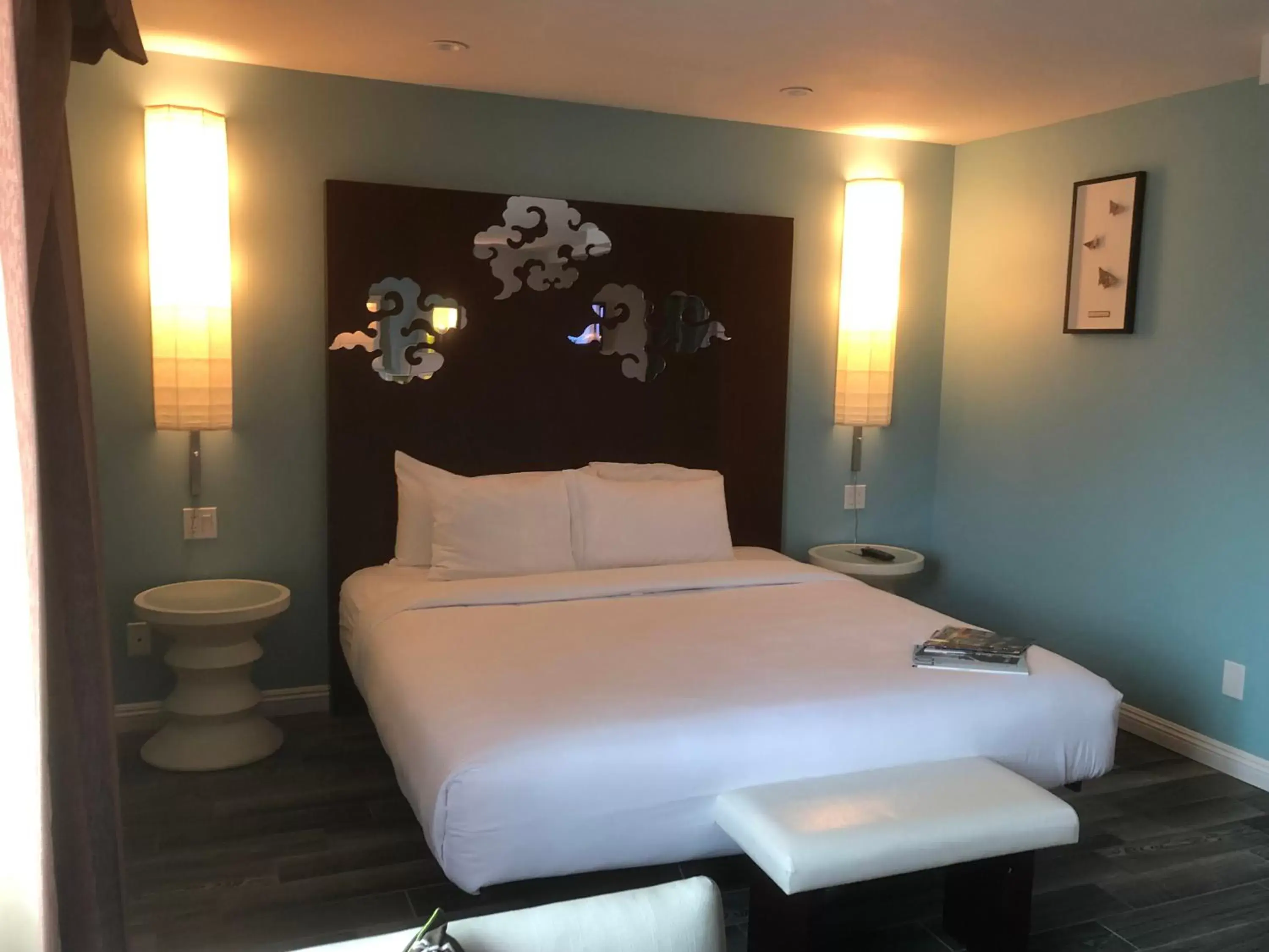 Bed in Wave Hotel Manhattan Beach