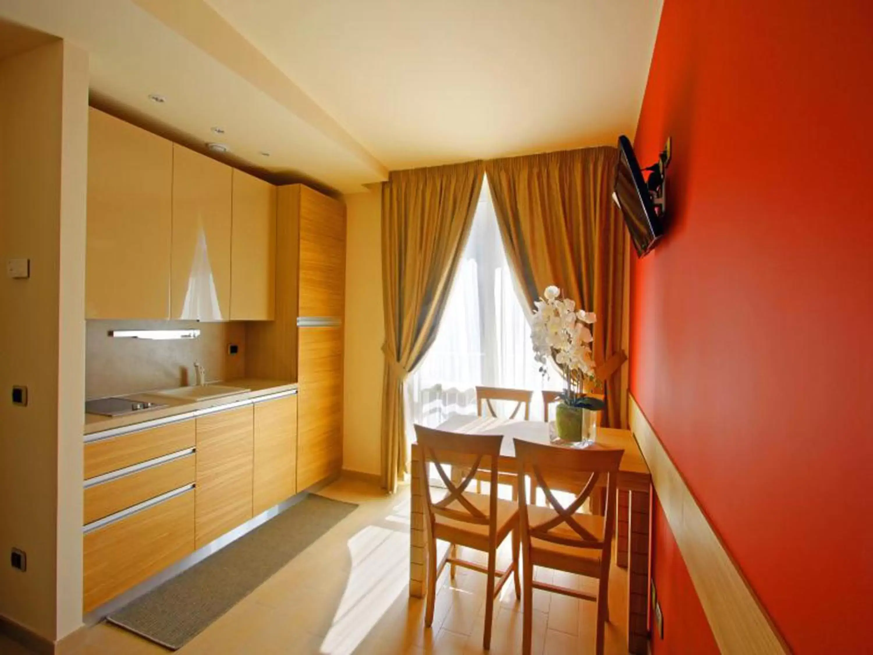 Kitchen or kitchenette, Dining Area in Relais Concorde