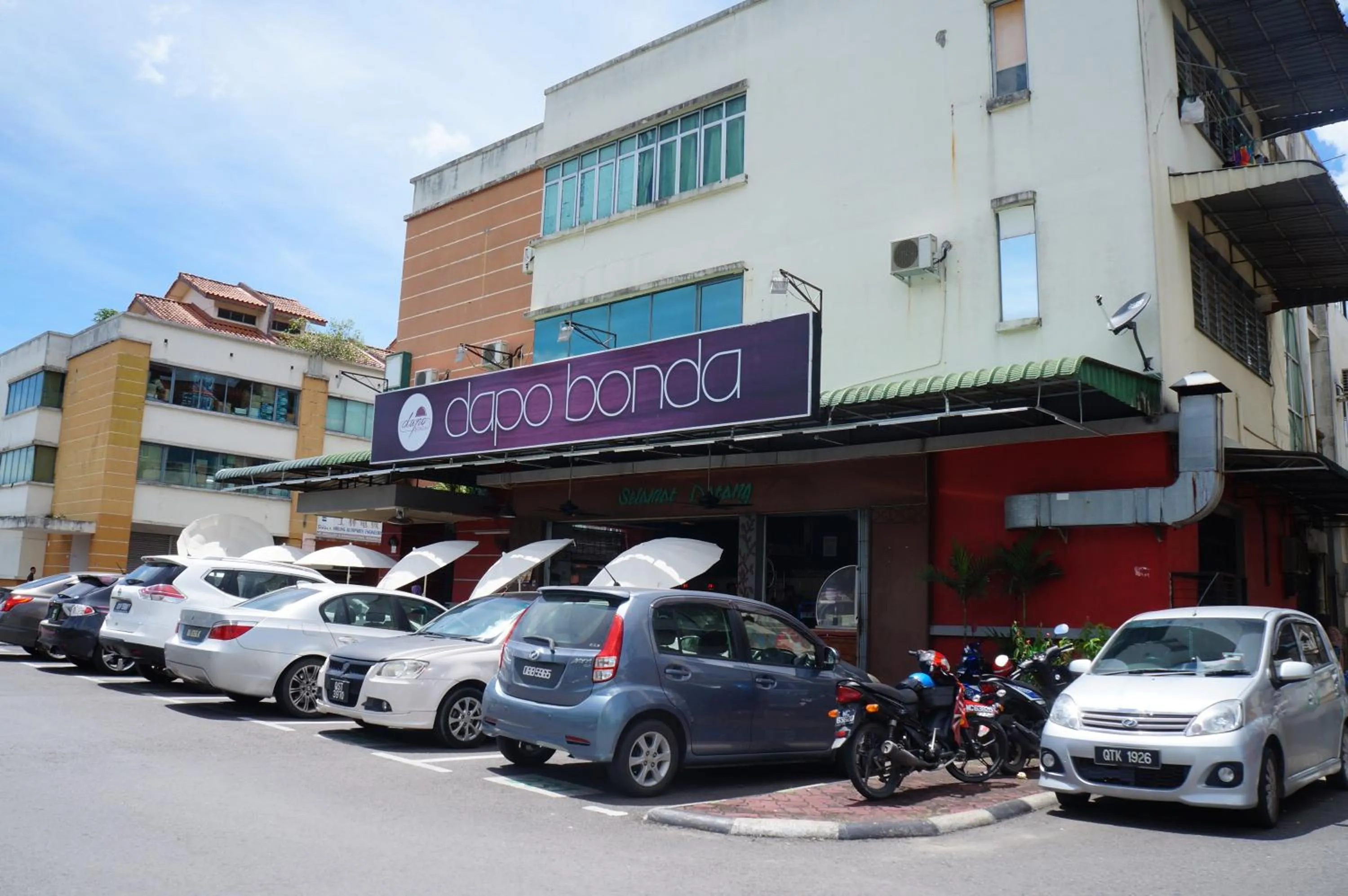 Restaurant/places to eat in Greens Hotel & Suites