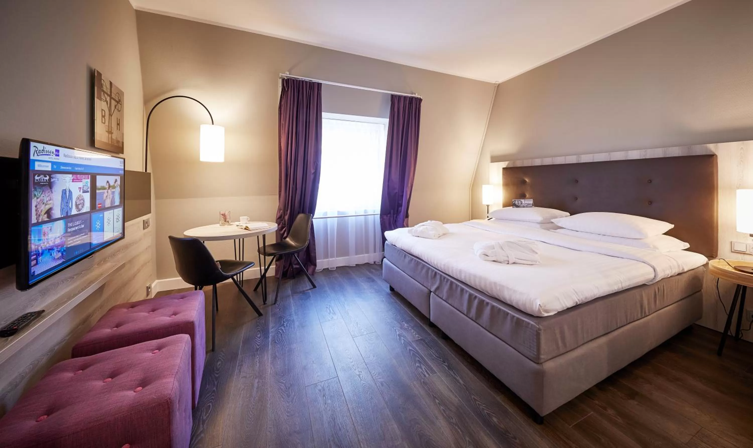 Photo of the whole room, Bed in Radisson Blu Hotel Bremen