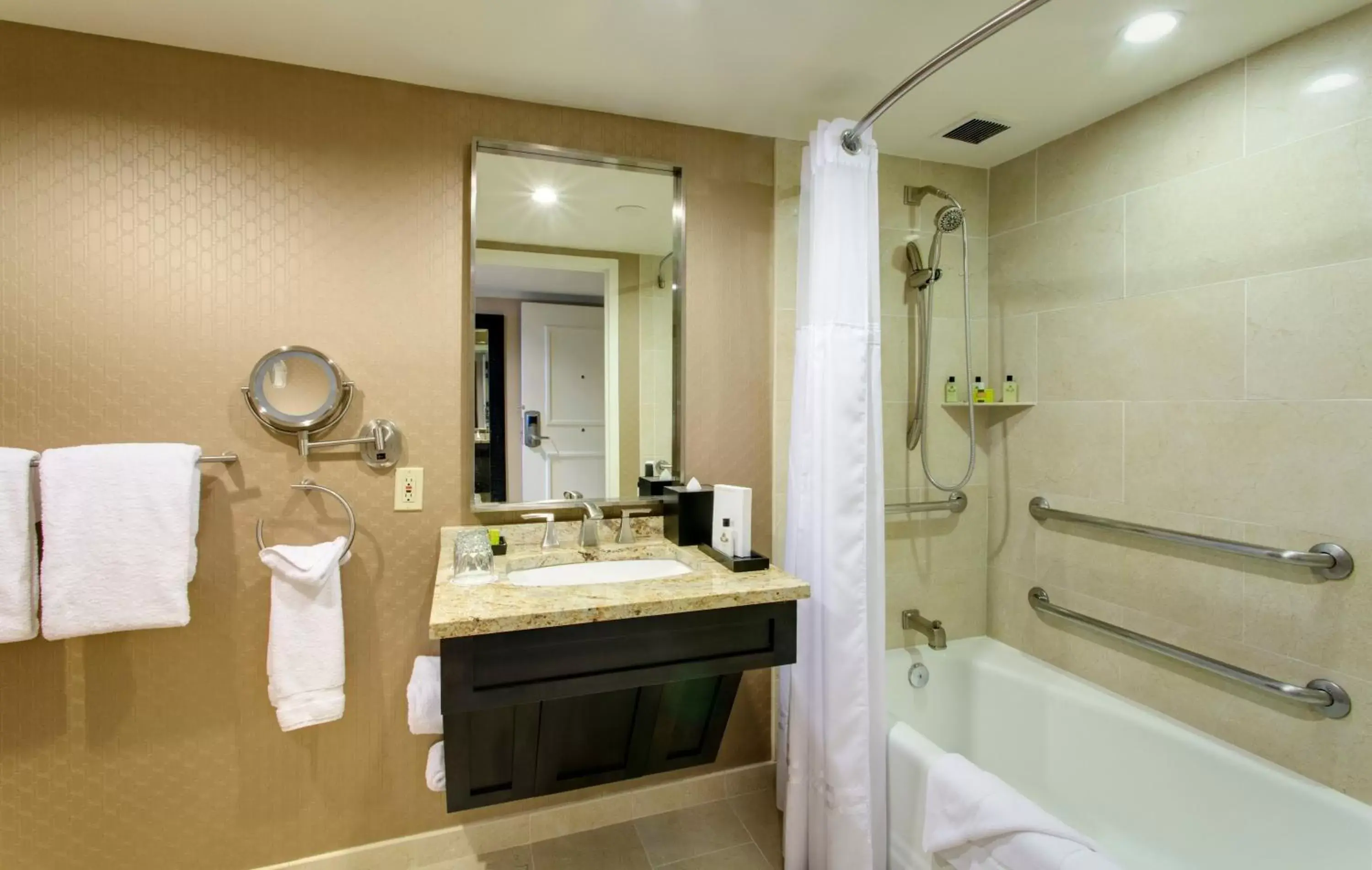 Photo of the whole room, Bathroom in InterContinental New Orleans, an IHG Hotel