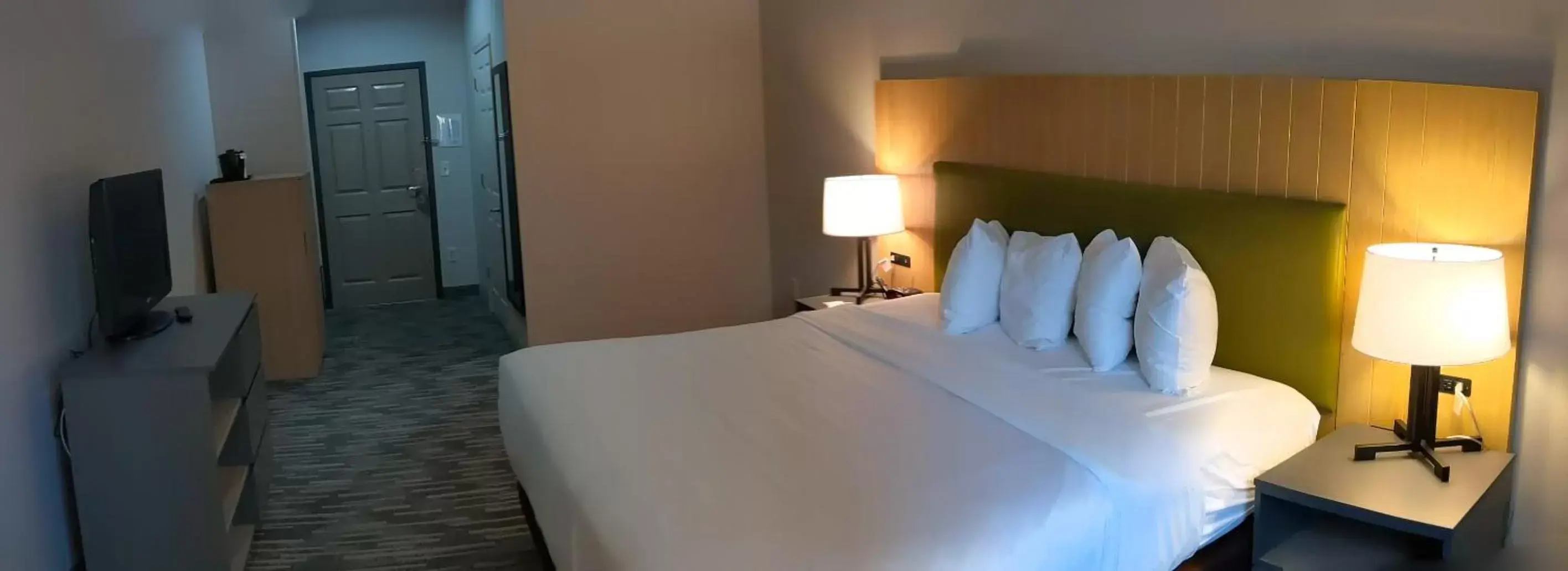 Bed in Country Inn & Suites by Radisson, Nashville, TN