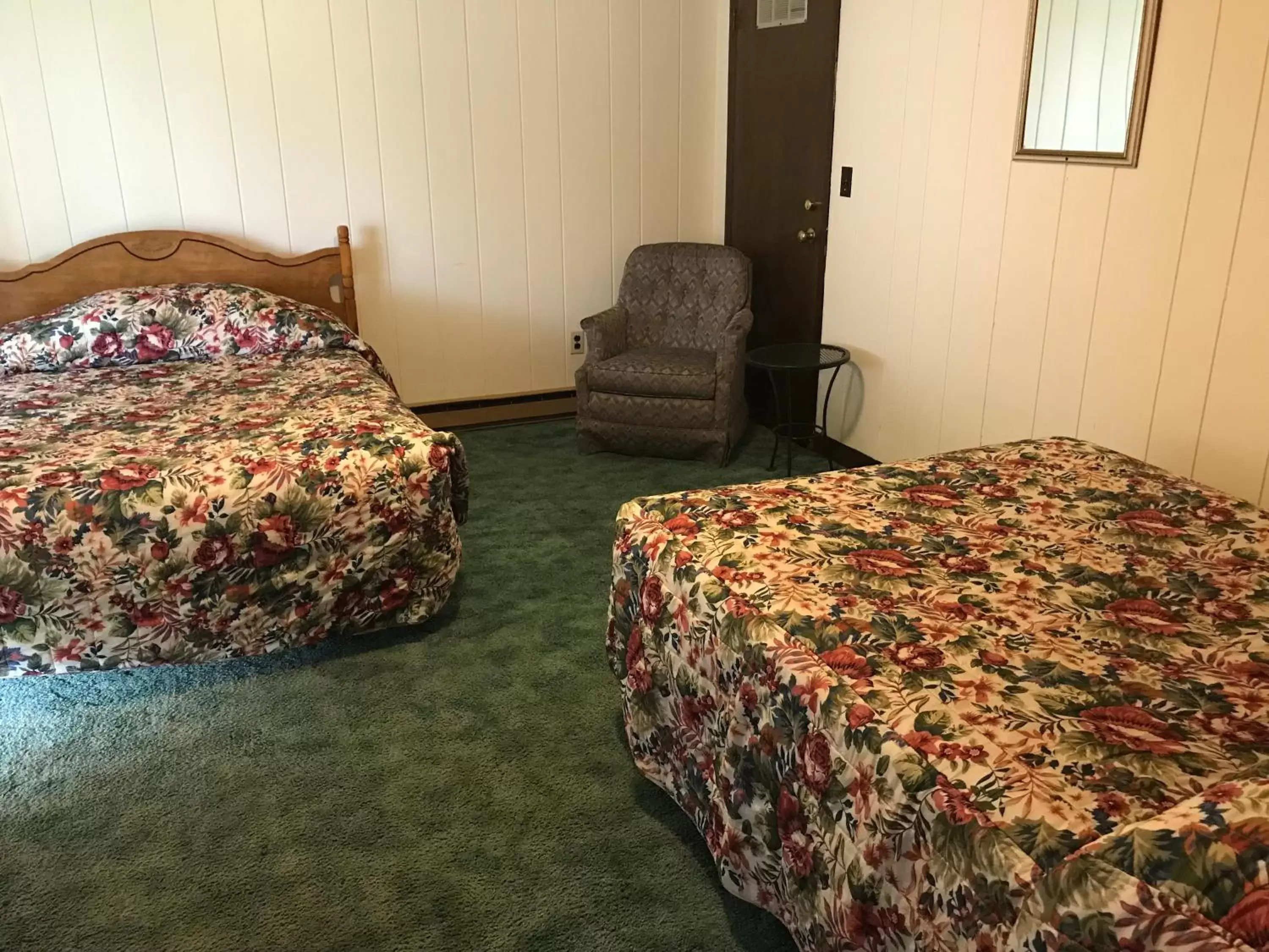 Bed in Simmons Motel and Suites