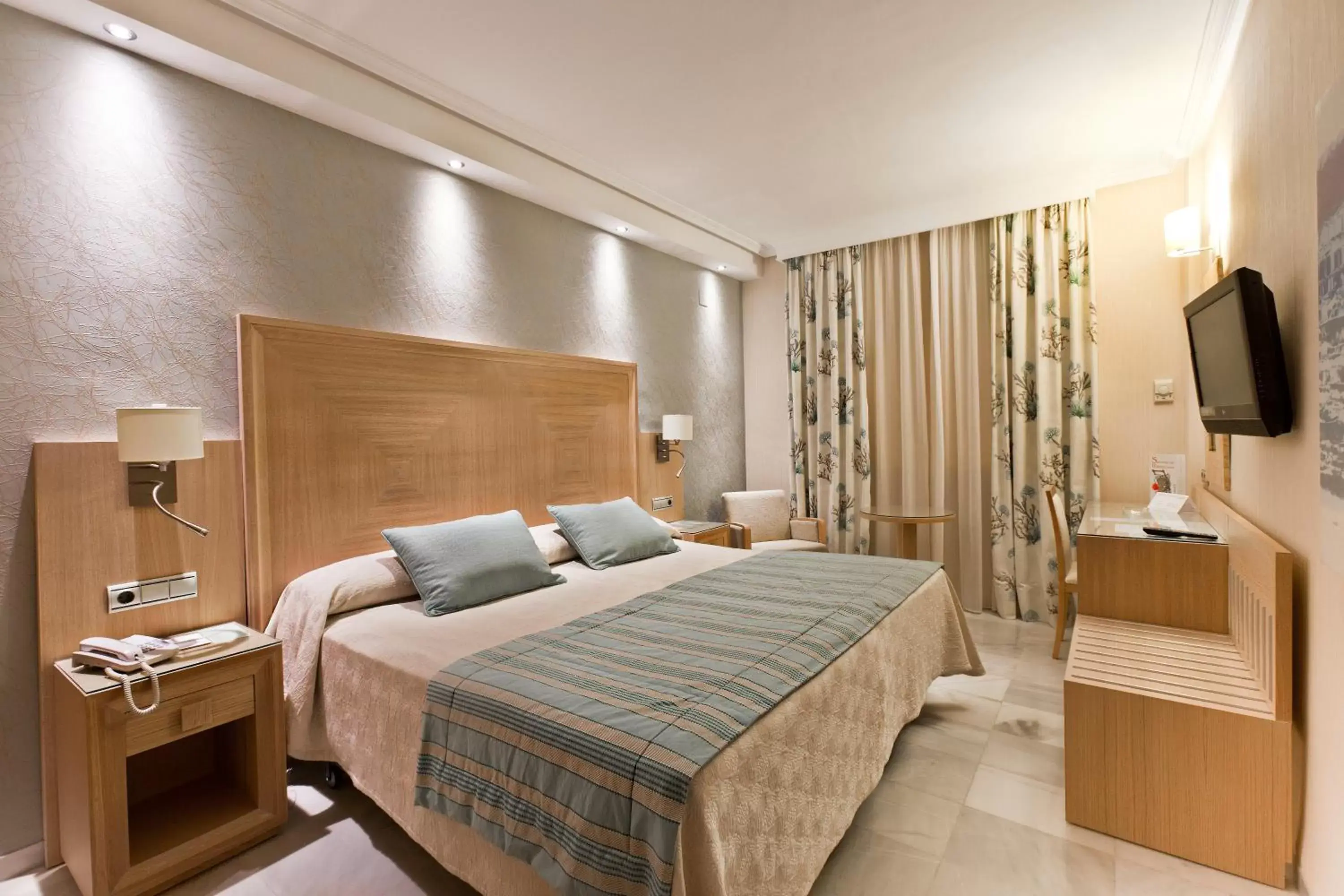 Photo of the whole room, Bed in Hotel Balcón de Europa