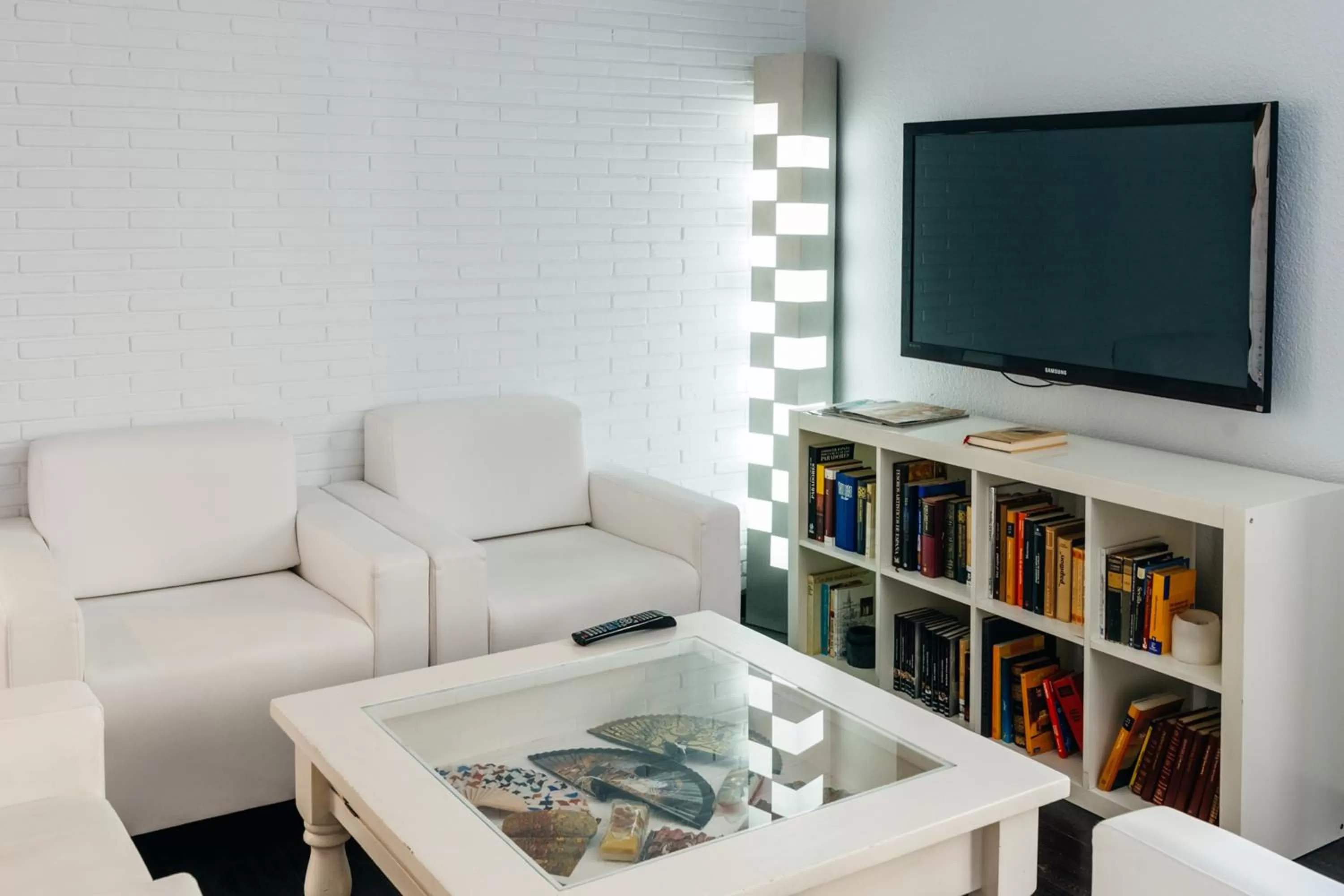 Communal lounge/ TV room in Hotel Madrid de Sevilla by SHS