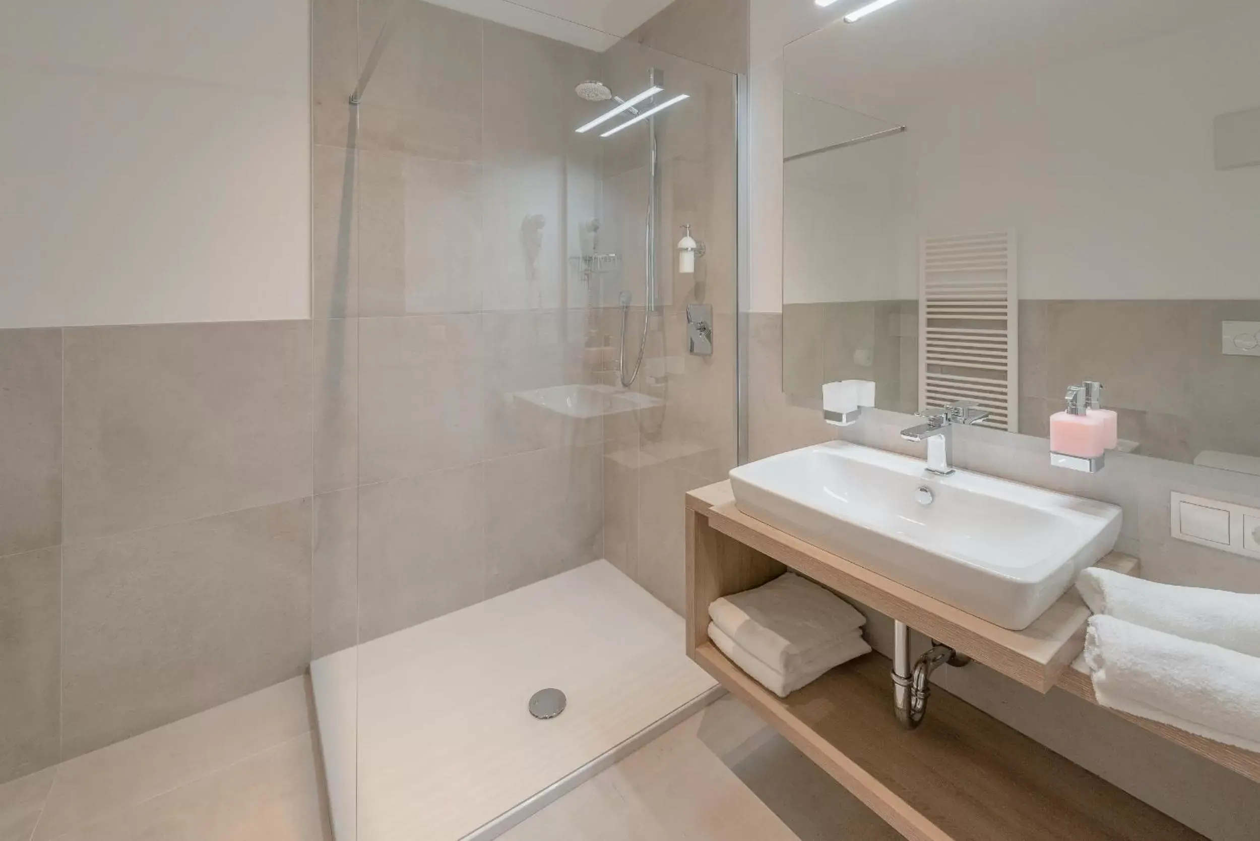 Photo of the whole room, Bathroom in Residence Garni Hotel Vineus