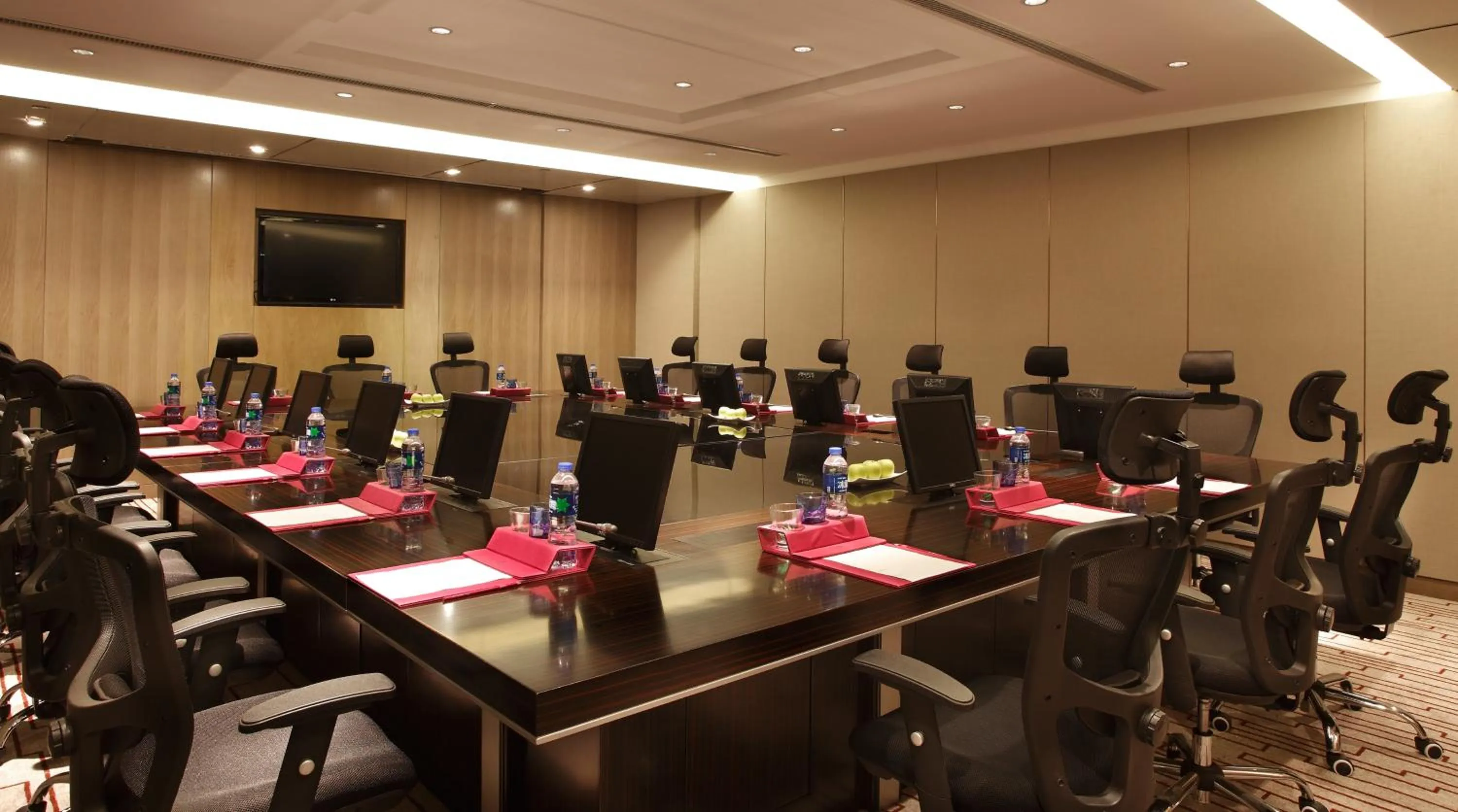 Meeting/conference room in Crowne Plaza Xuzhou Dalong Lake by IHG