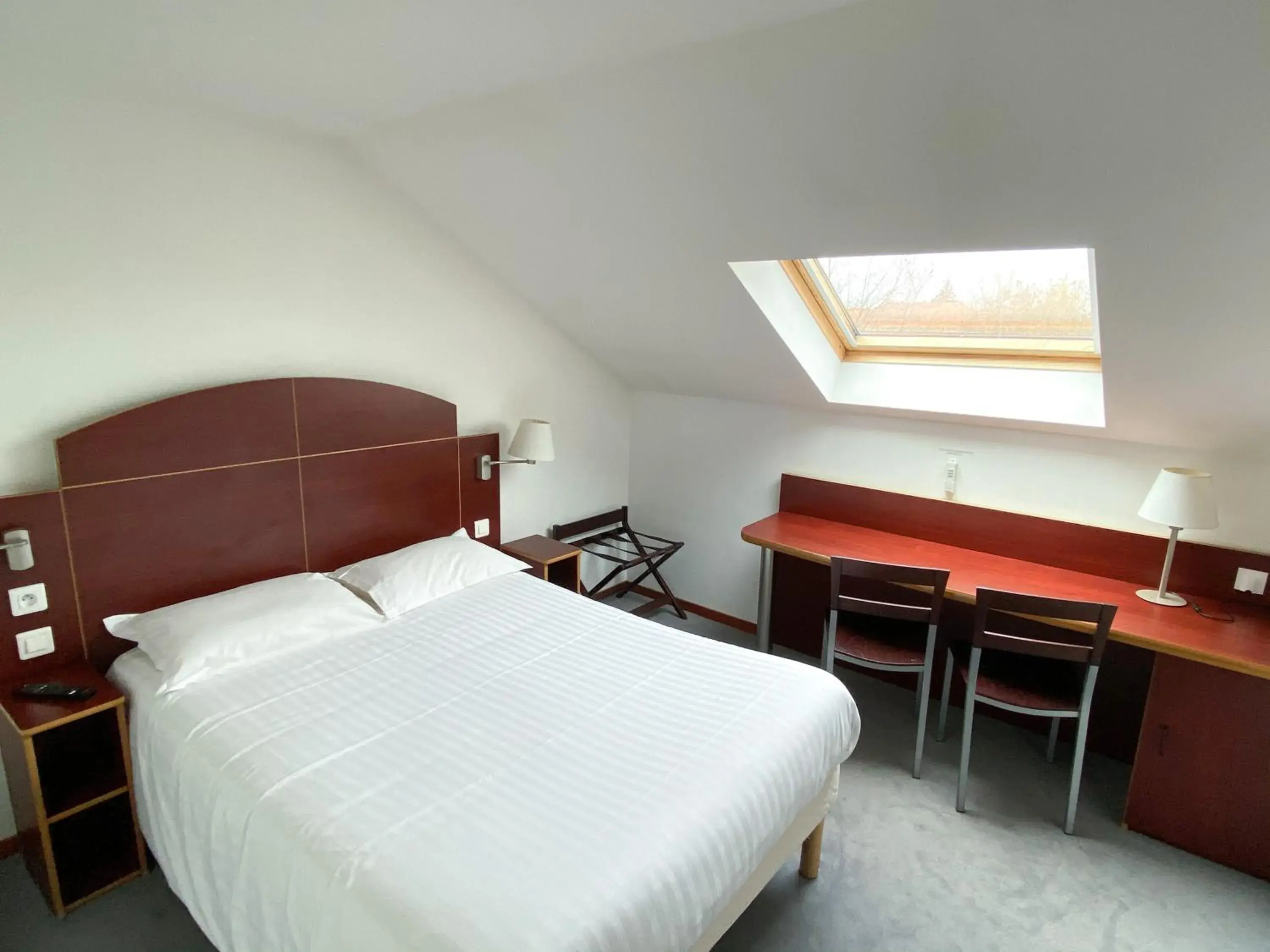 Photo of the whole room, Bed in Kyriad Direct Roanne Hôtel
