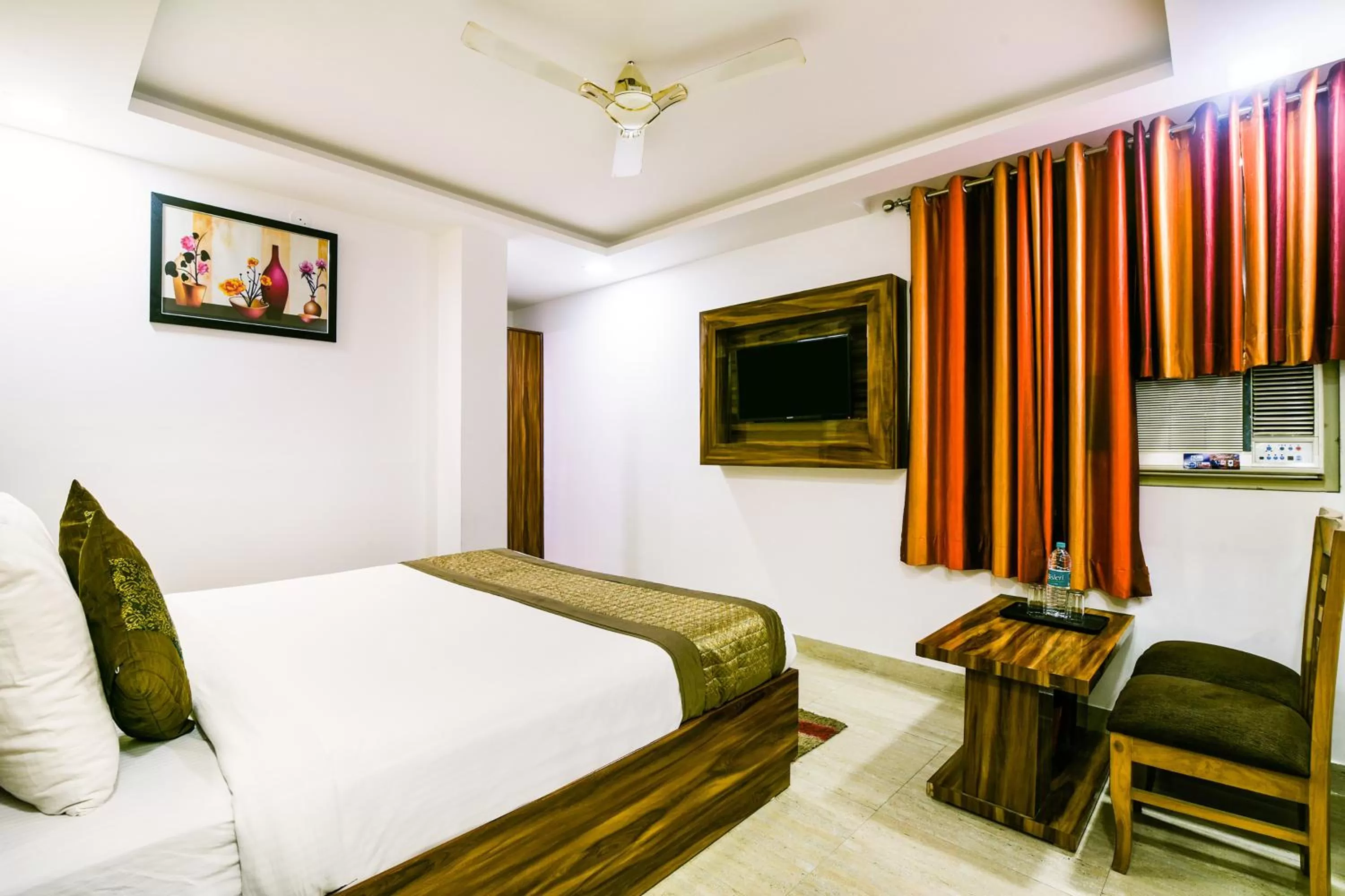 Communal lounge/ TV room, Bed in Hotel Pearl - Mahipalpur Delhi Airport