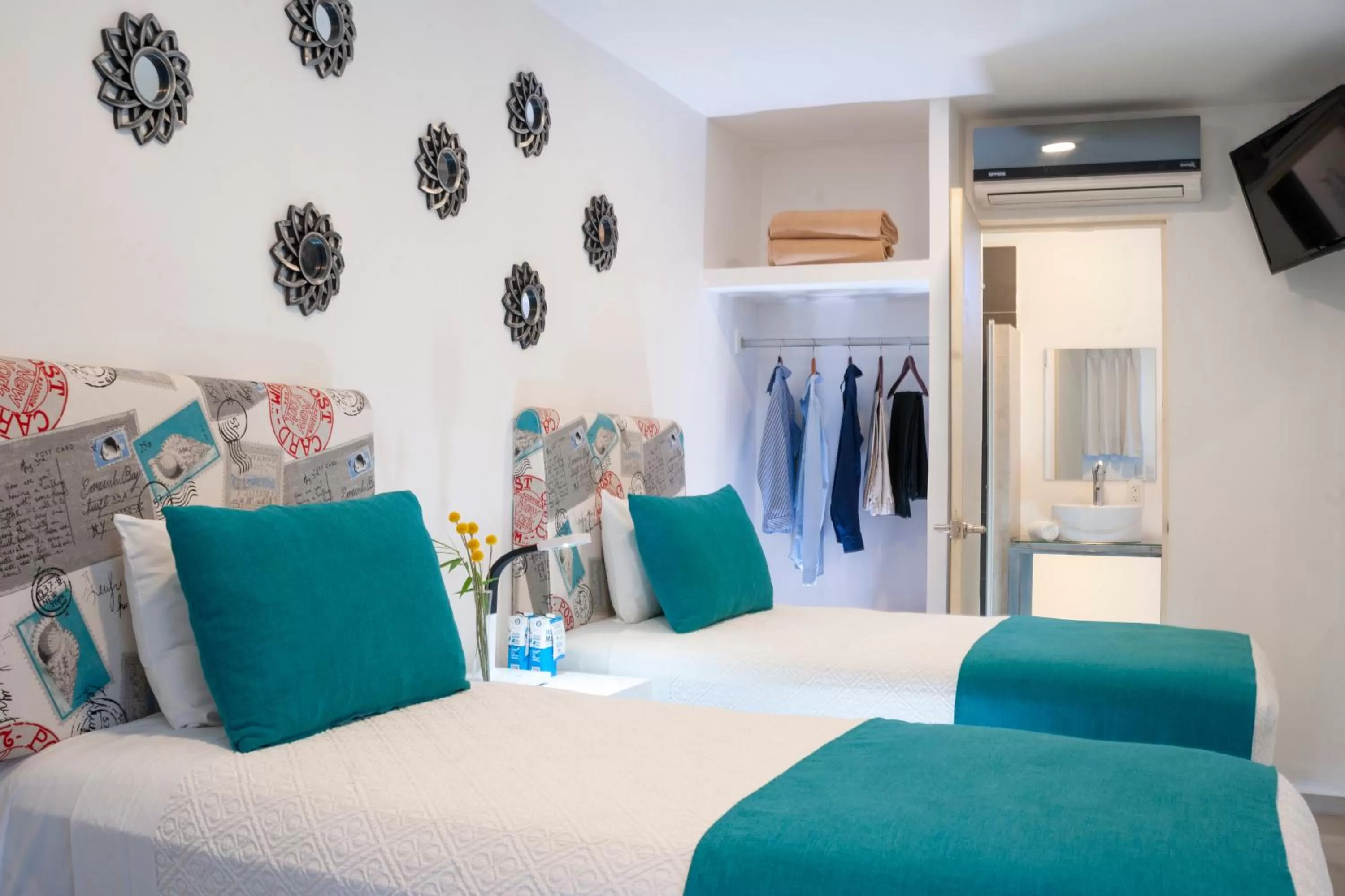 Shower, Bed in Container Inn Hotel Aeropuerto