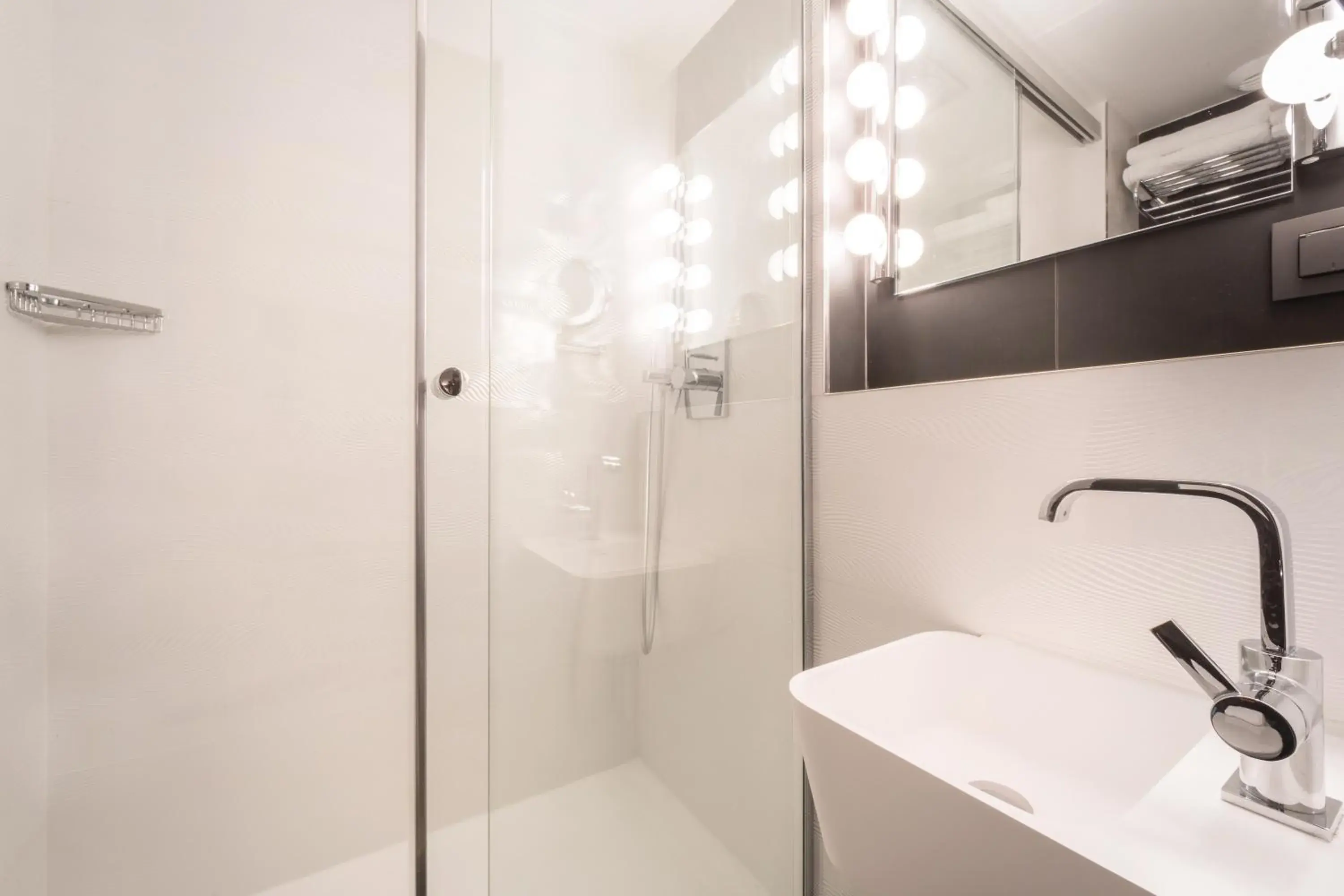 Bathroom in Hotel La Parizienne By Elegancia