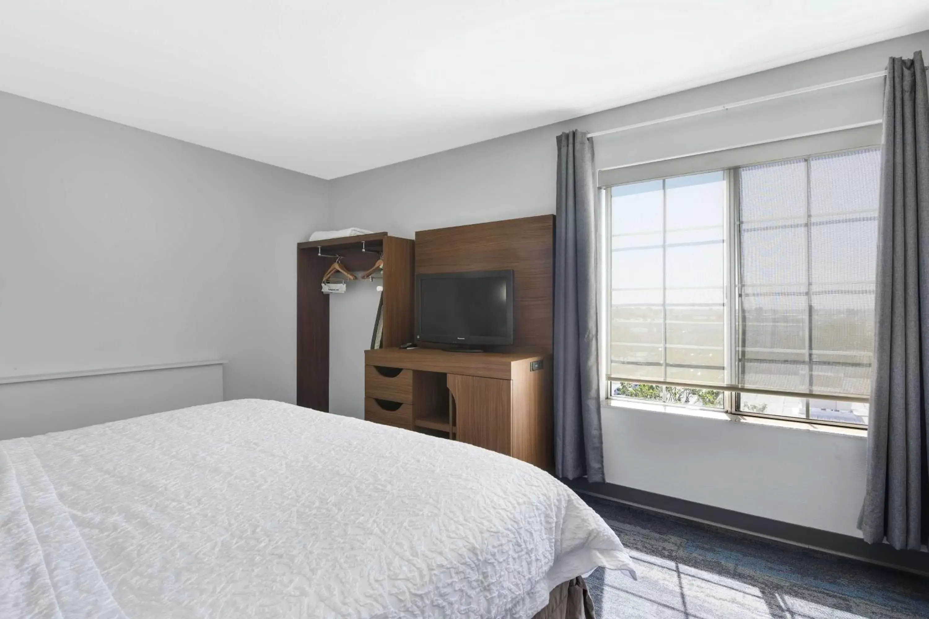 Bedroom, Bed in Hampton Inn & Suites Santa Ana/Orange County Airport