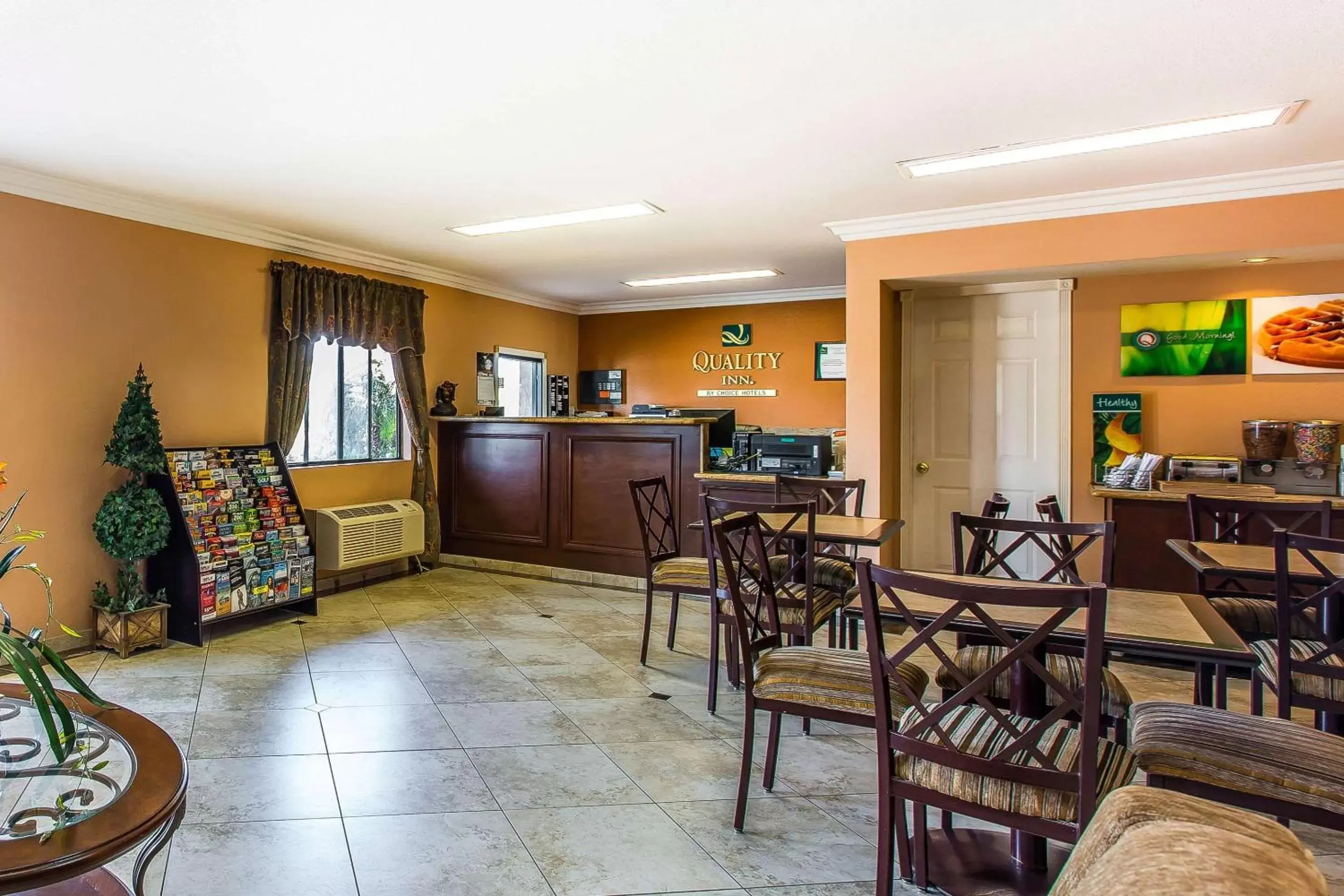 Lobby or reception, Restaurant/Places to Eat in Quality Inn Lake Elsinore