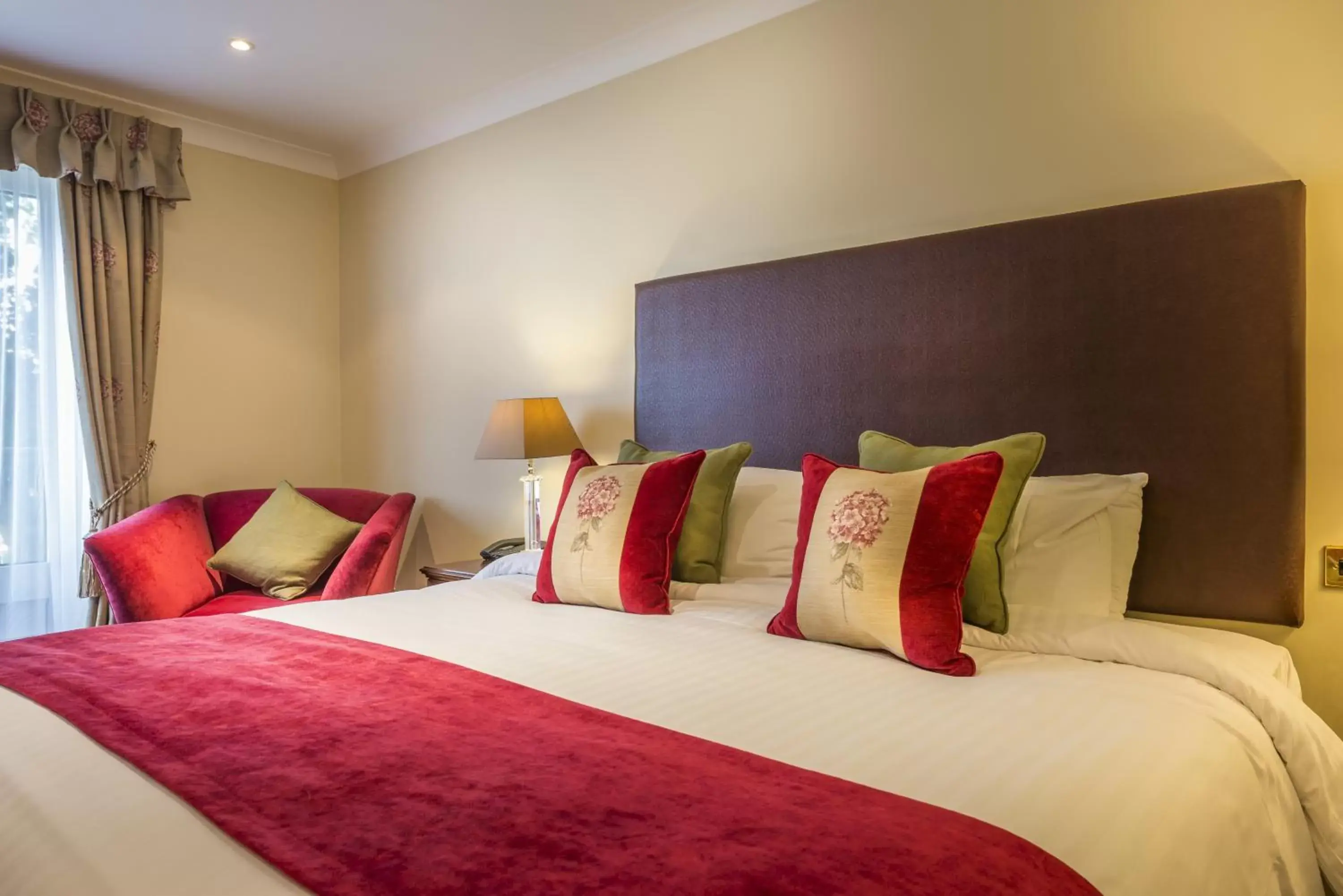 Bedroom, Bed in The Three Swans Hotel, Market Harborough, Leicestershire