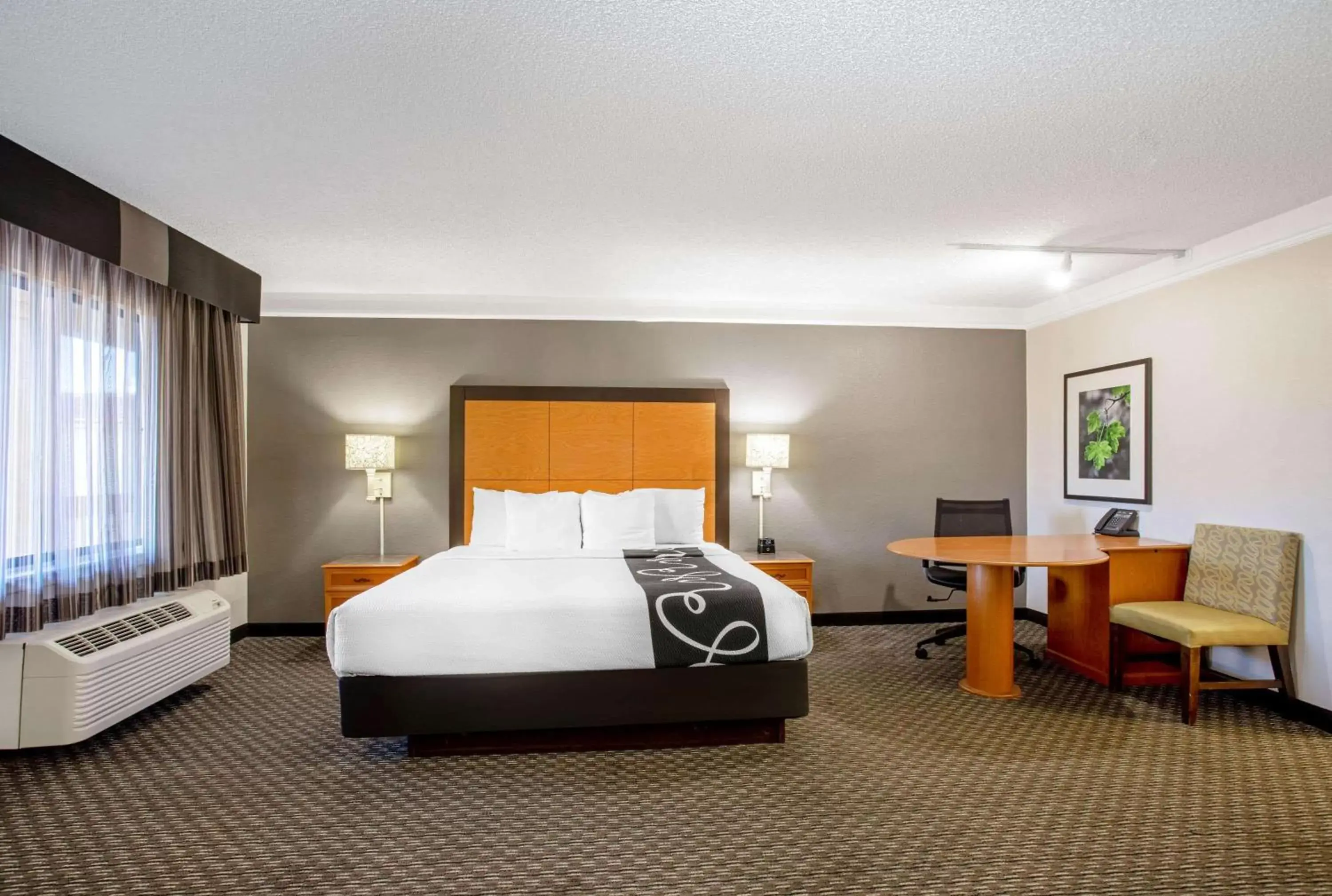 Photo of the whole room, Bed in La Quinta Inn by Wyndham Tucson East