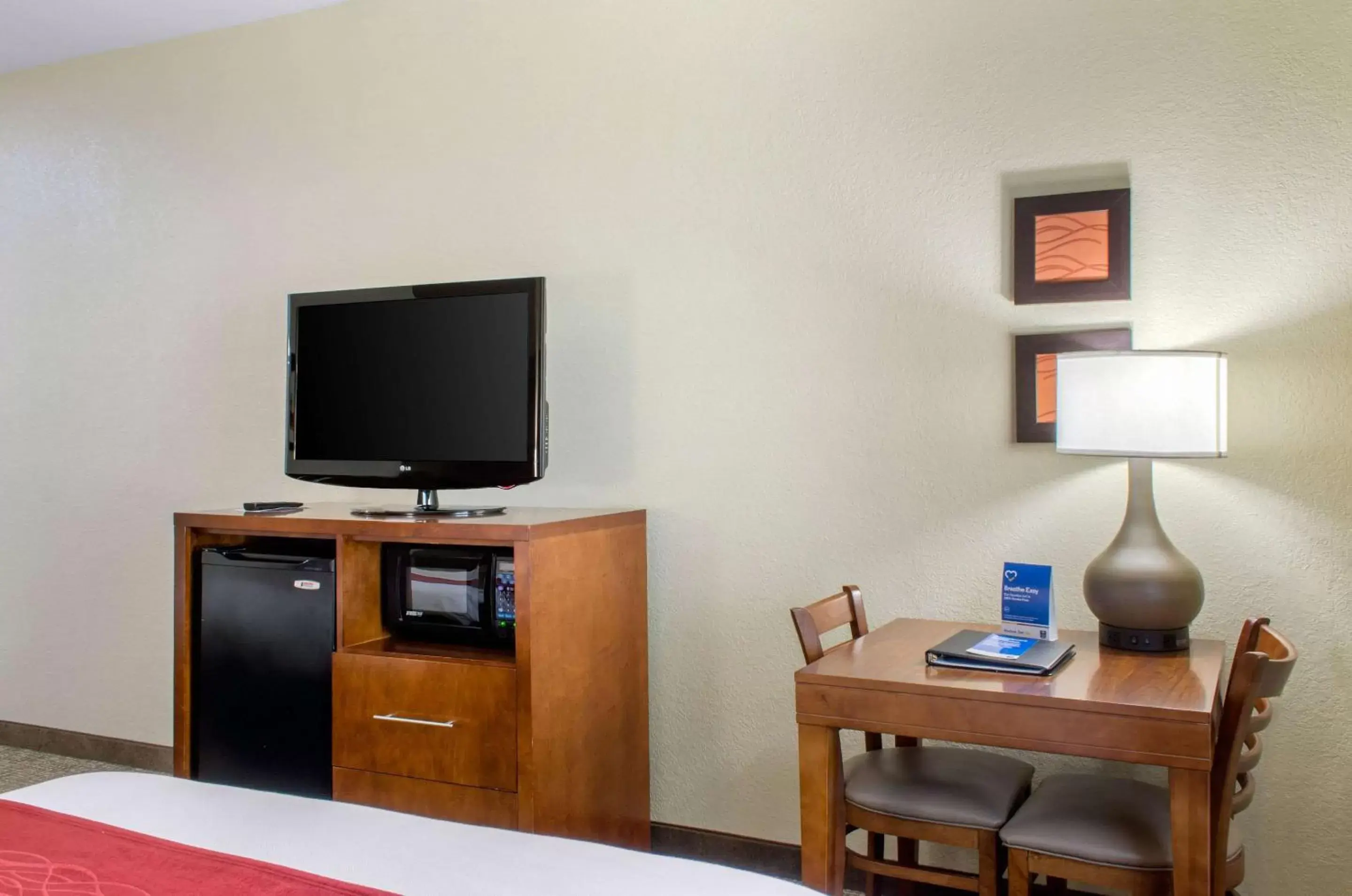 Photo of the whole room, TV/Entertainment Center in Comfort Inn & Suites Covington - Mandeville