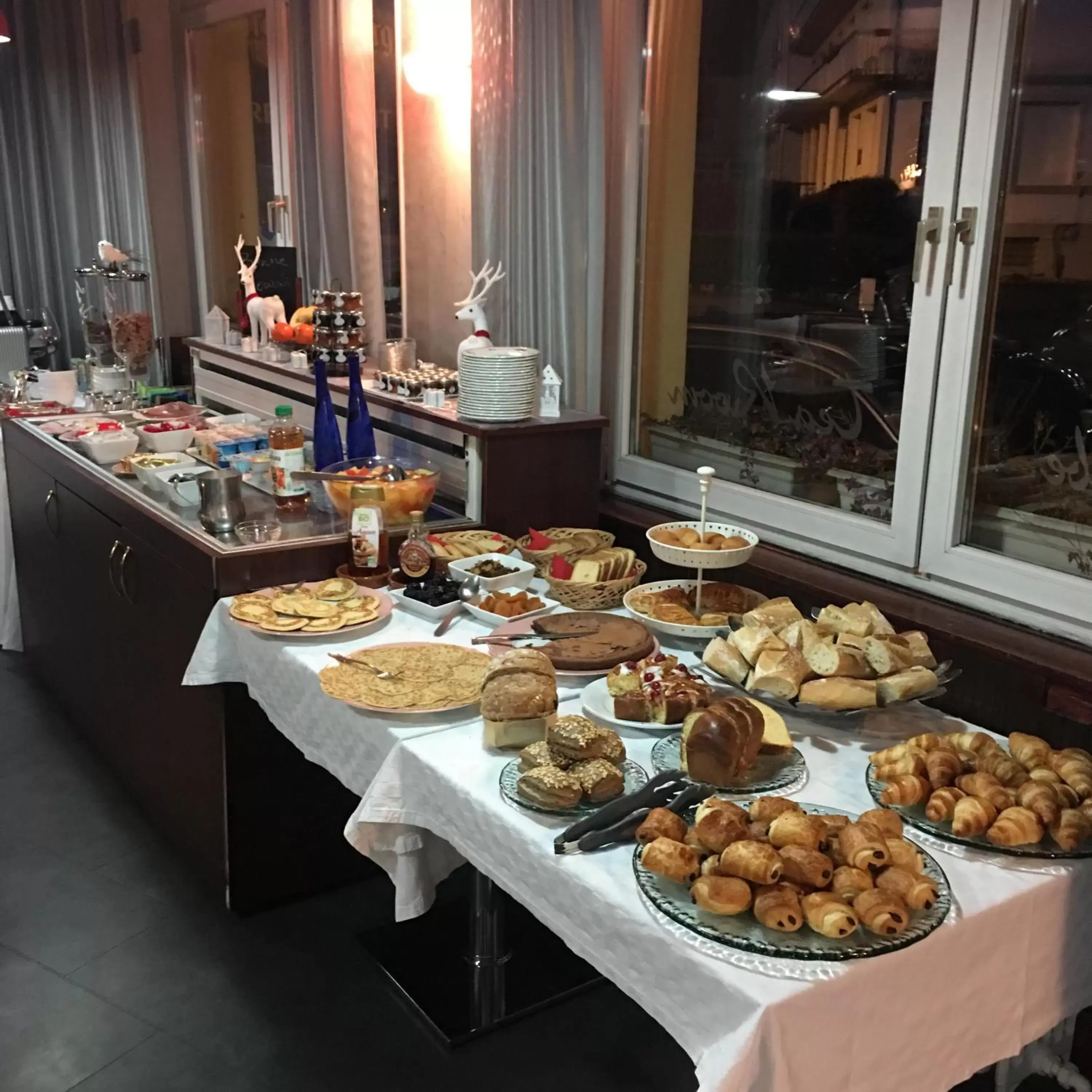 Buffet breakfast, Food in Hôtel La Réserve