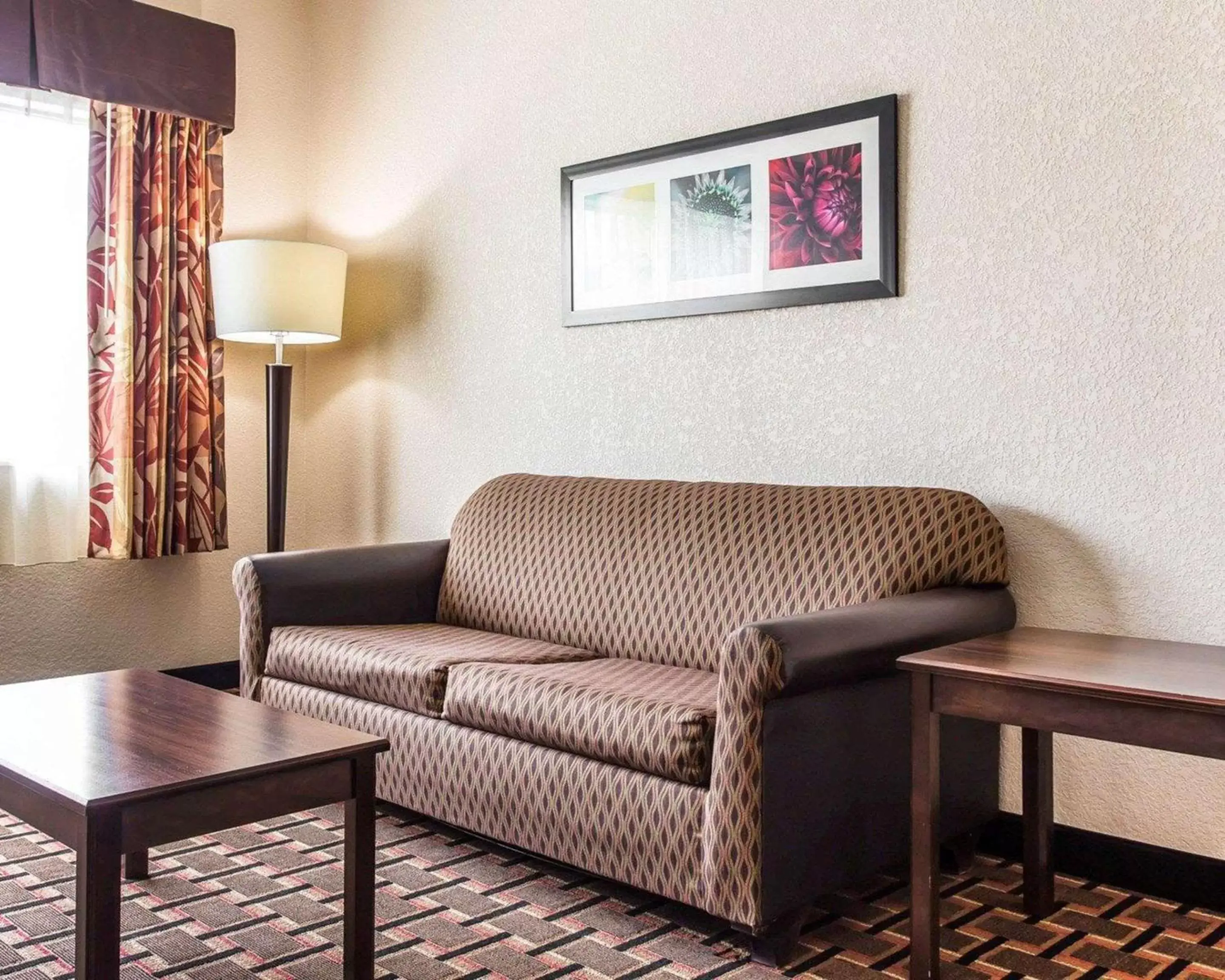 Photo of the whole room, Seating Area in Quality Suites Convention Center - Hickory