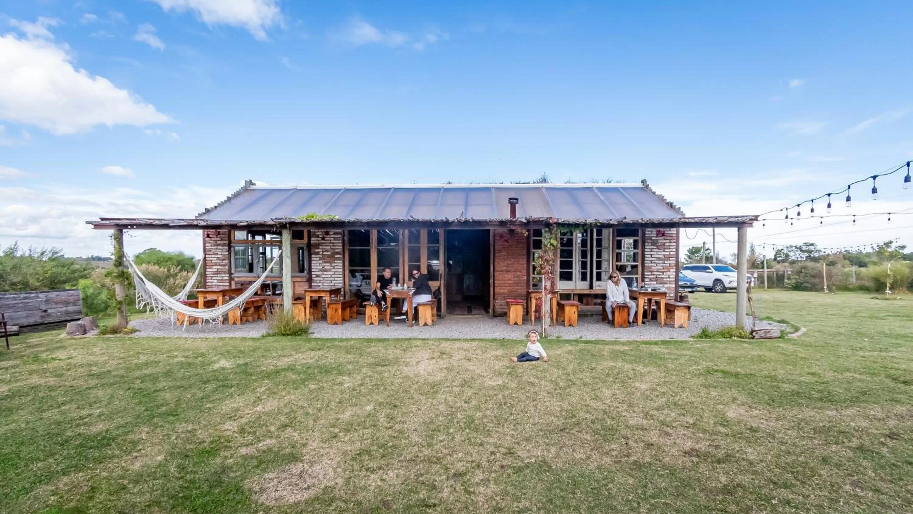 Restaurant/places to eat in Caliu Earthship Ecolodge