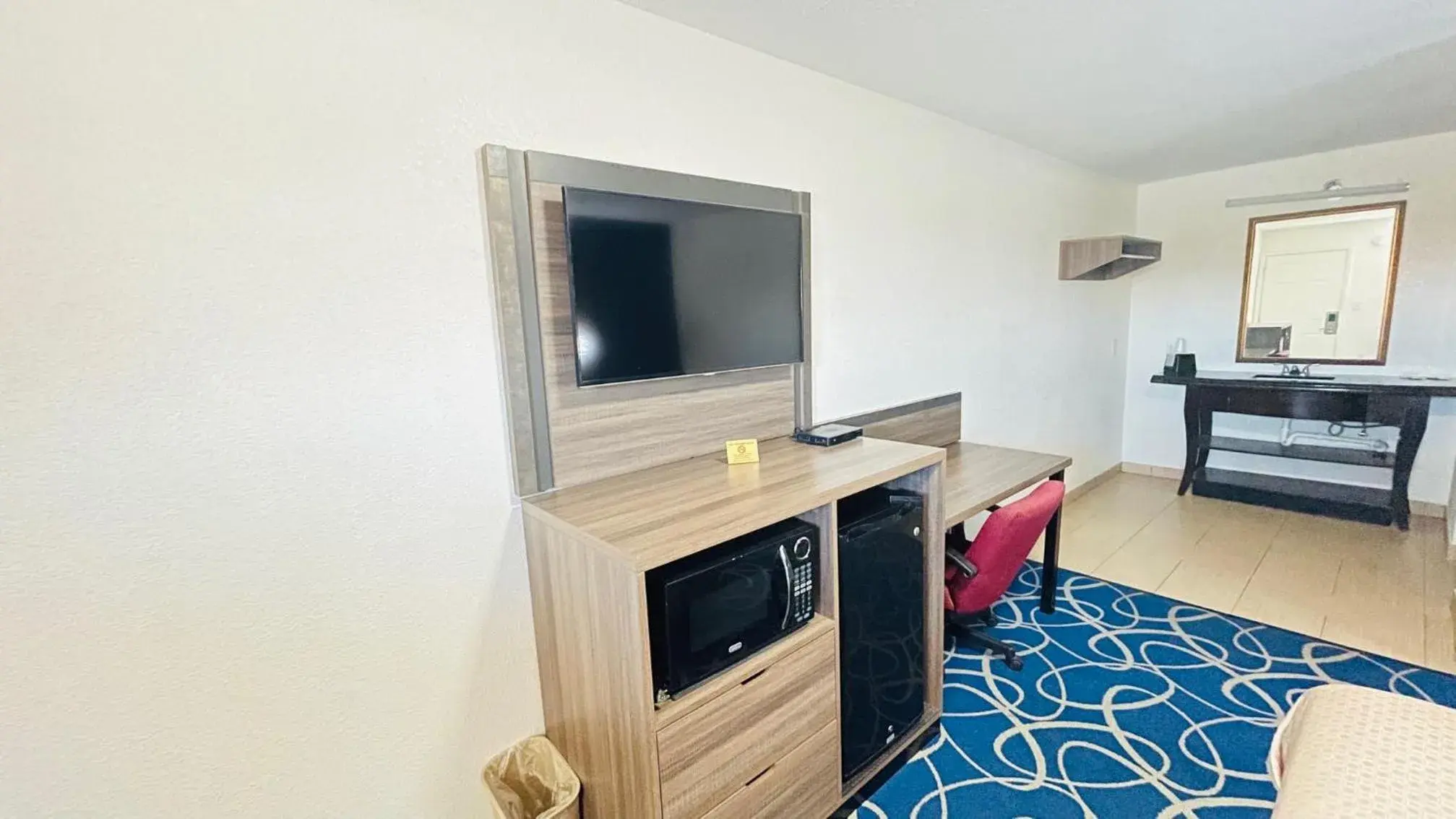 TV/Entertainment Center in Budget Inn Pecos