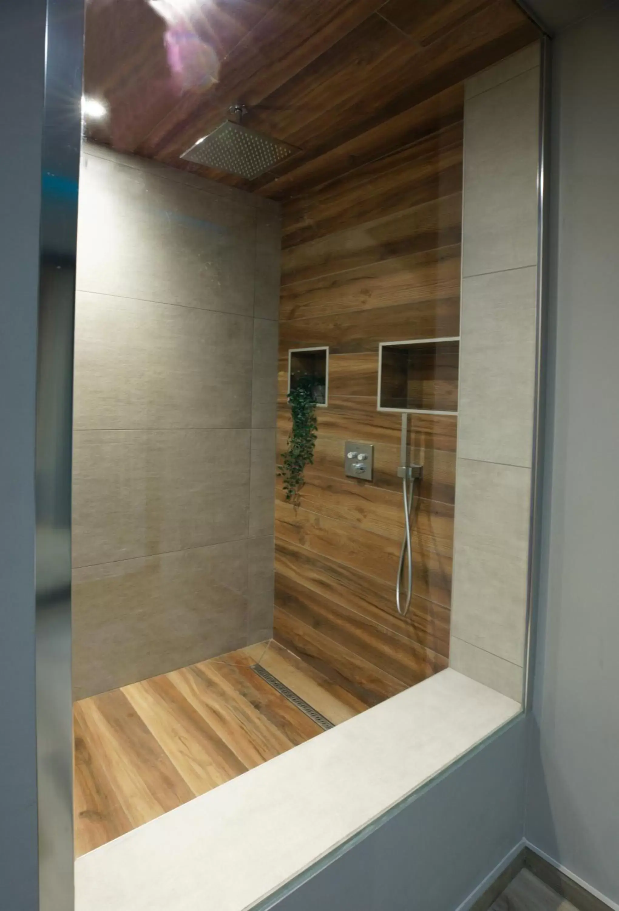 Shower, Bathroom in LA DOLCEVITA SPA Chambre privative