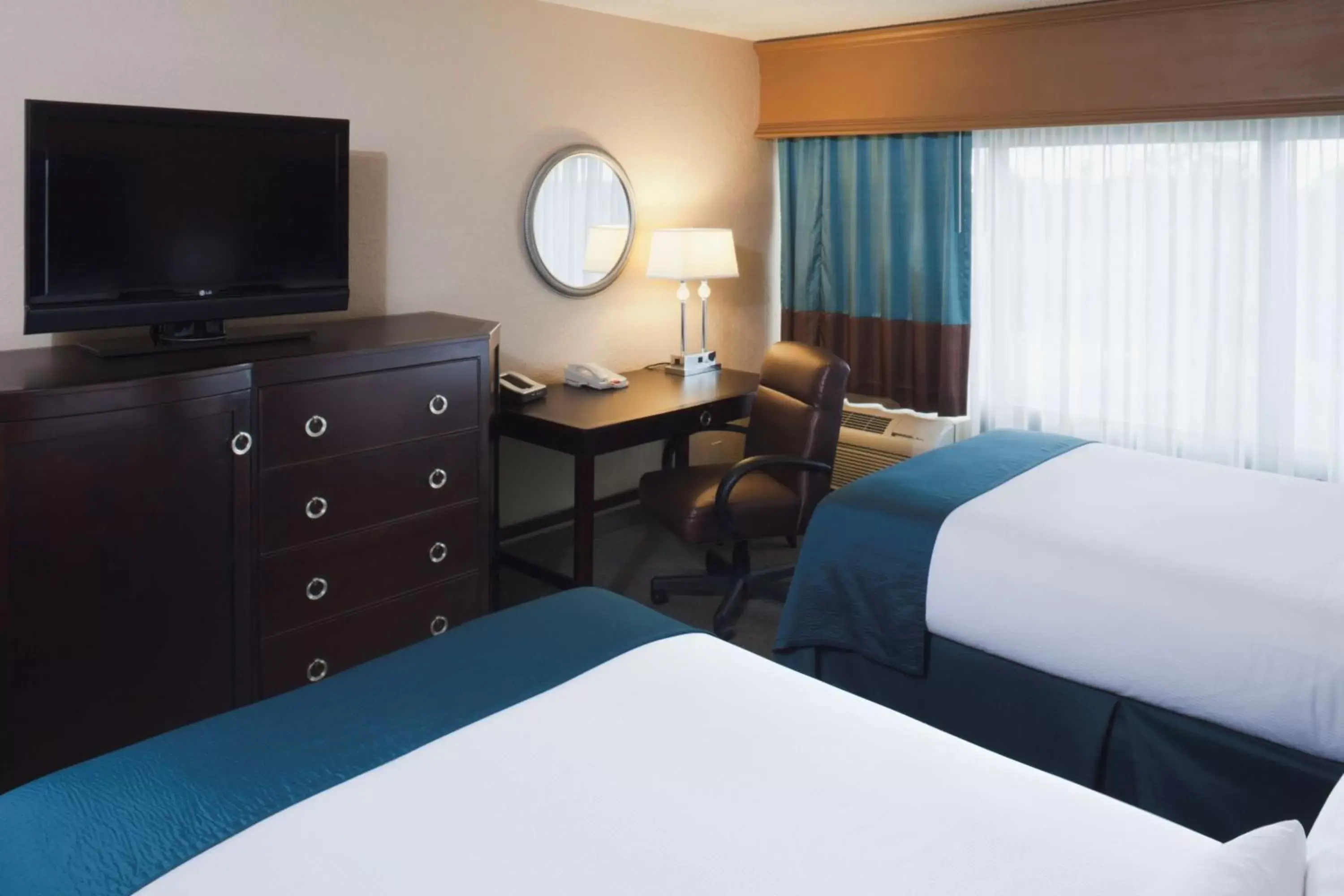 Bedroom, TV/Entertainment Center in DoubleTree by Hilton Columbus