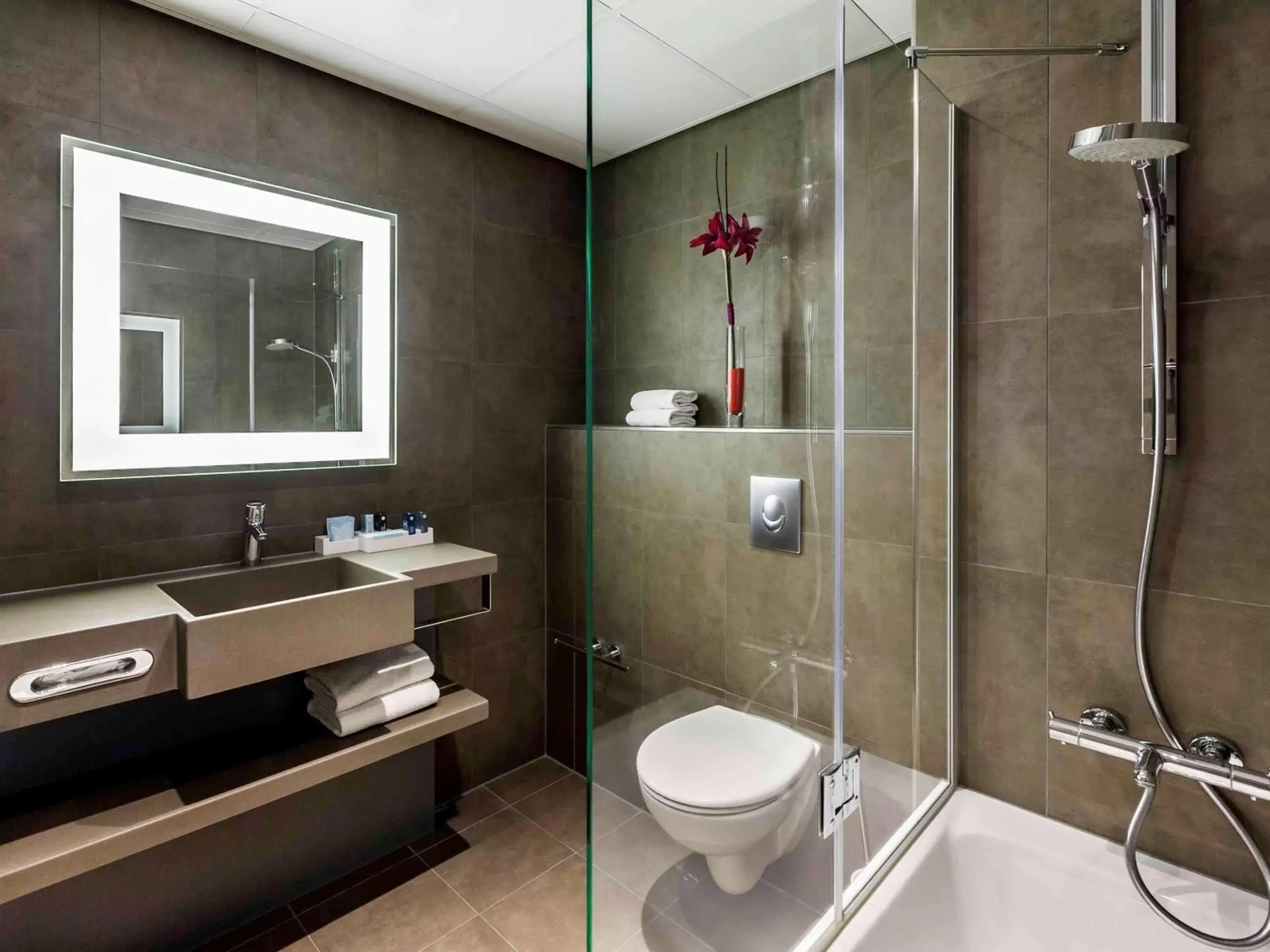 Photo of the whole room, Bathroom in Novotel Den Haag World Forum