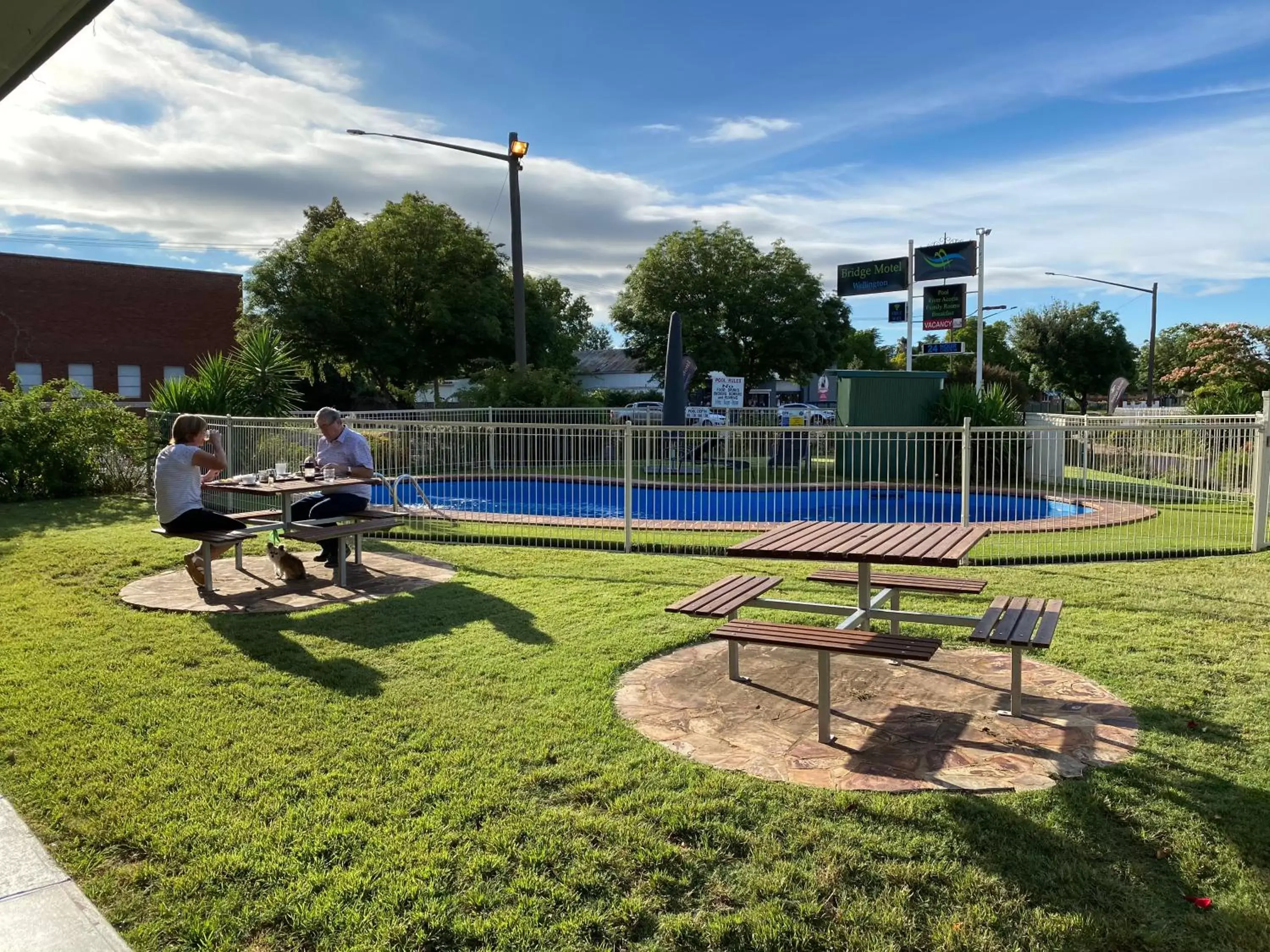 Swimming Pool in Bridge Motel Wellington