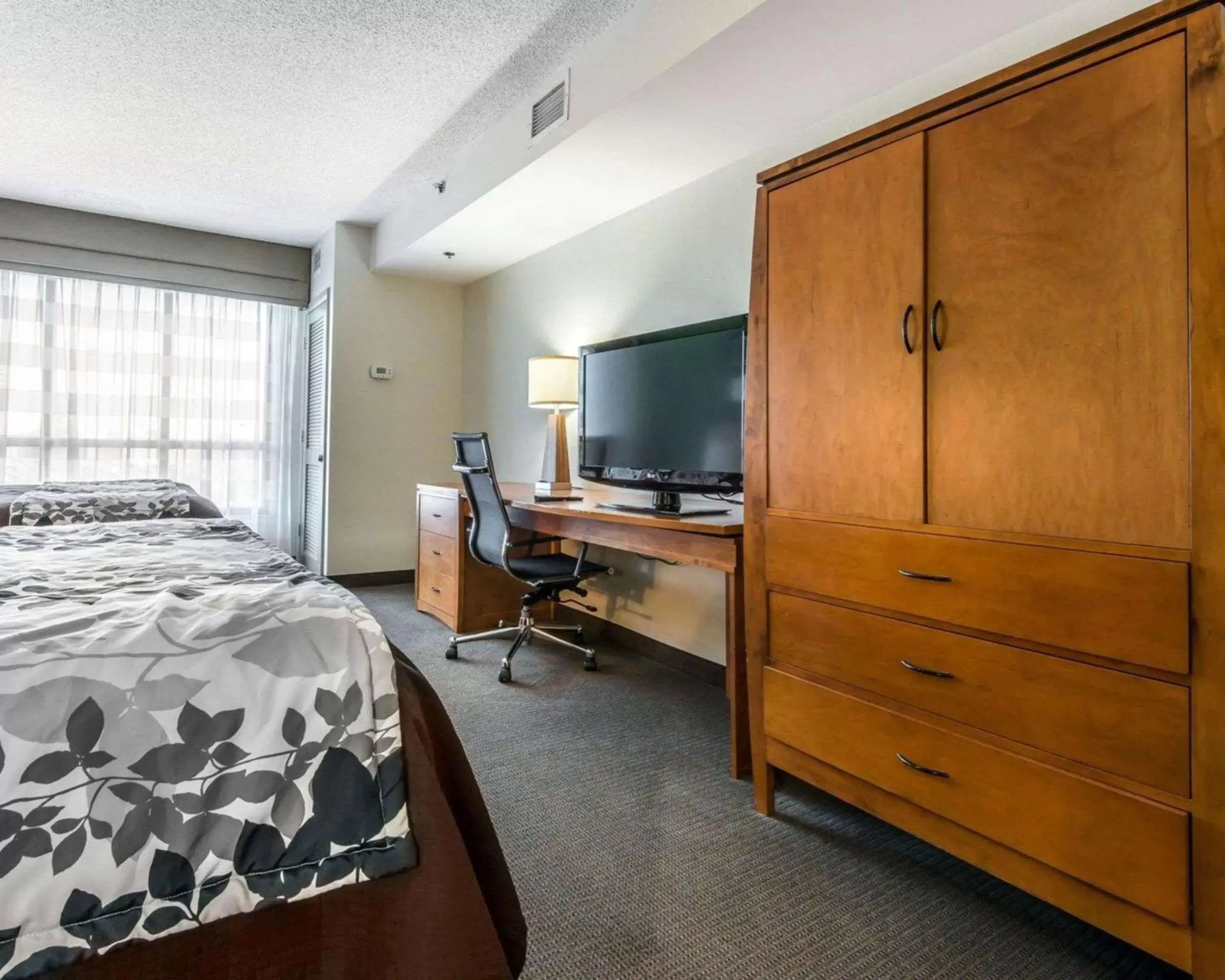 Photo of the whole room, TV/Entertainment Center in Sleep Inn & Suites Winchester