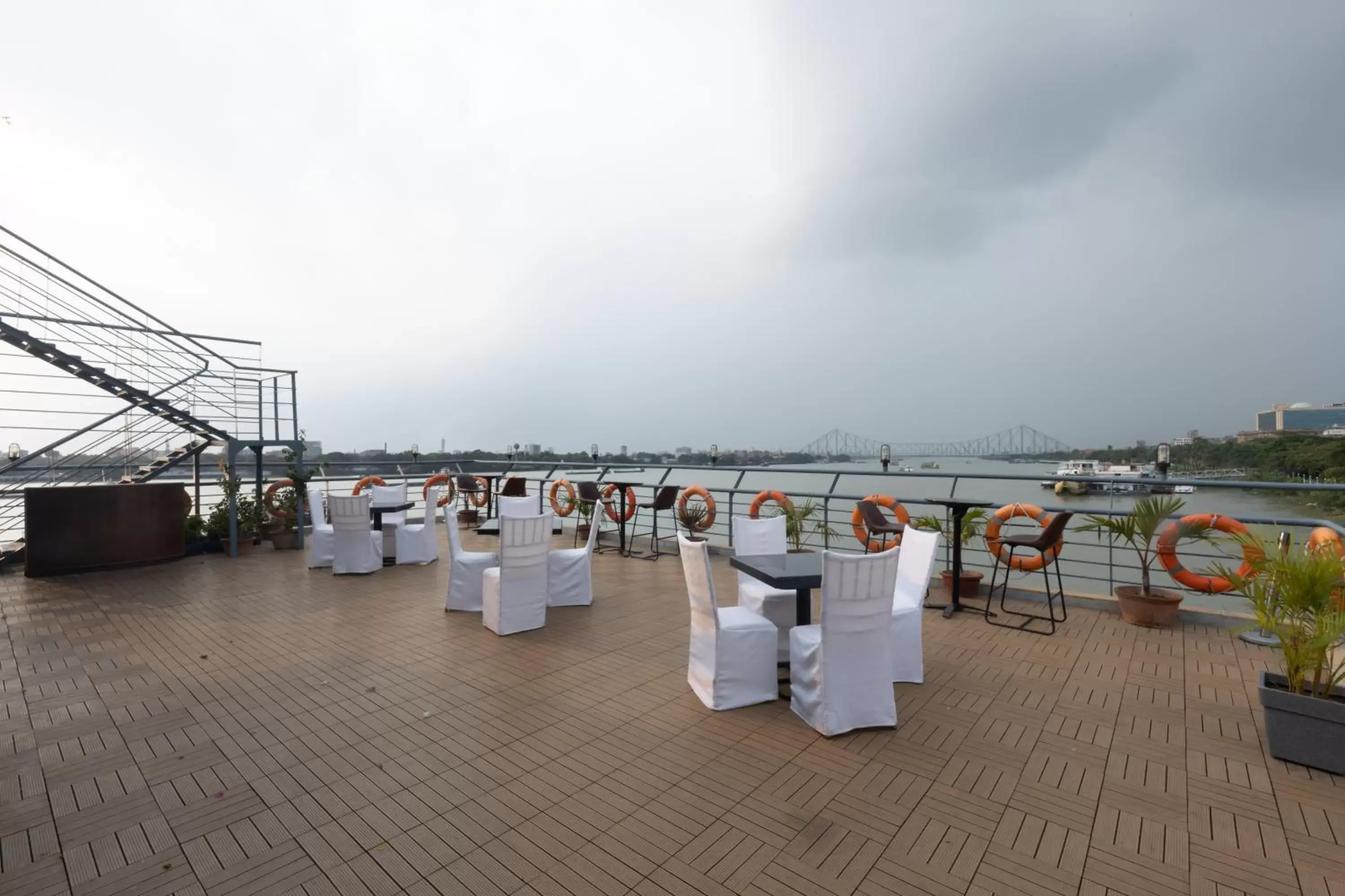 Restaurant/places to eat, Banquet Facilities in Polo Floatel Kolkata