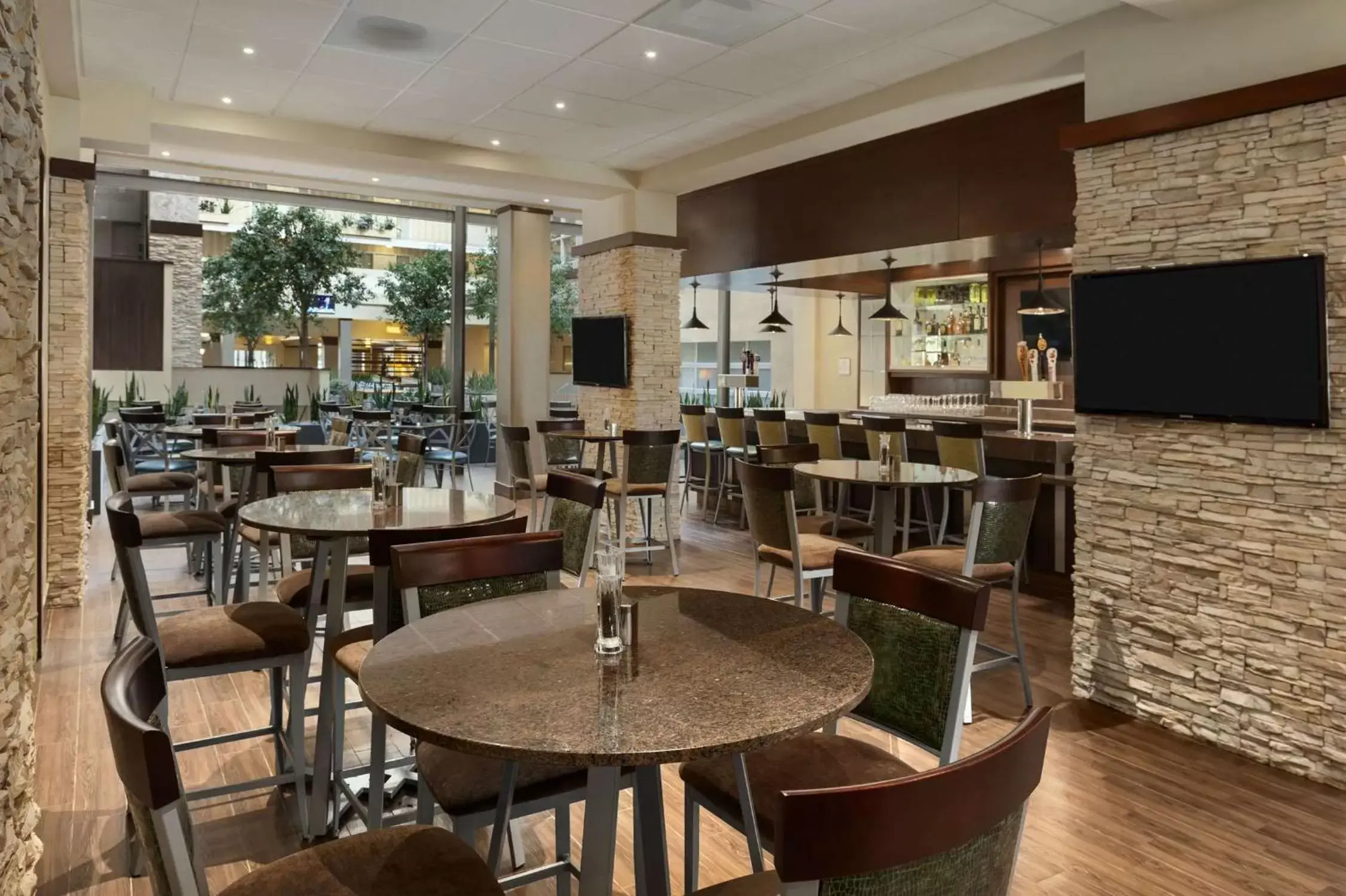 Restaurant/places to eat, Lounge/Bar in Embassy Suites by Hilton Dallas Market Center