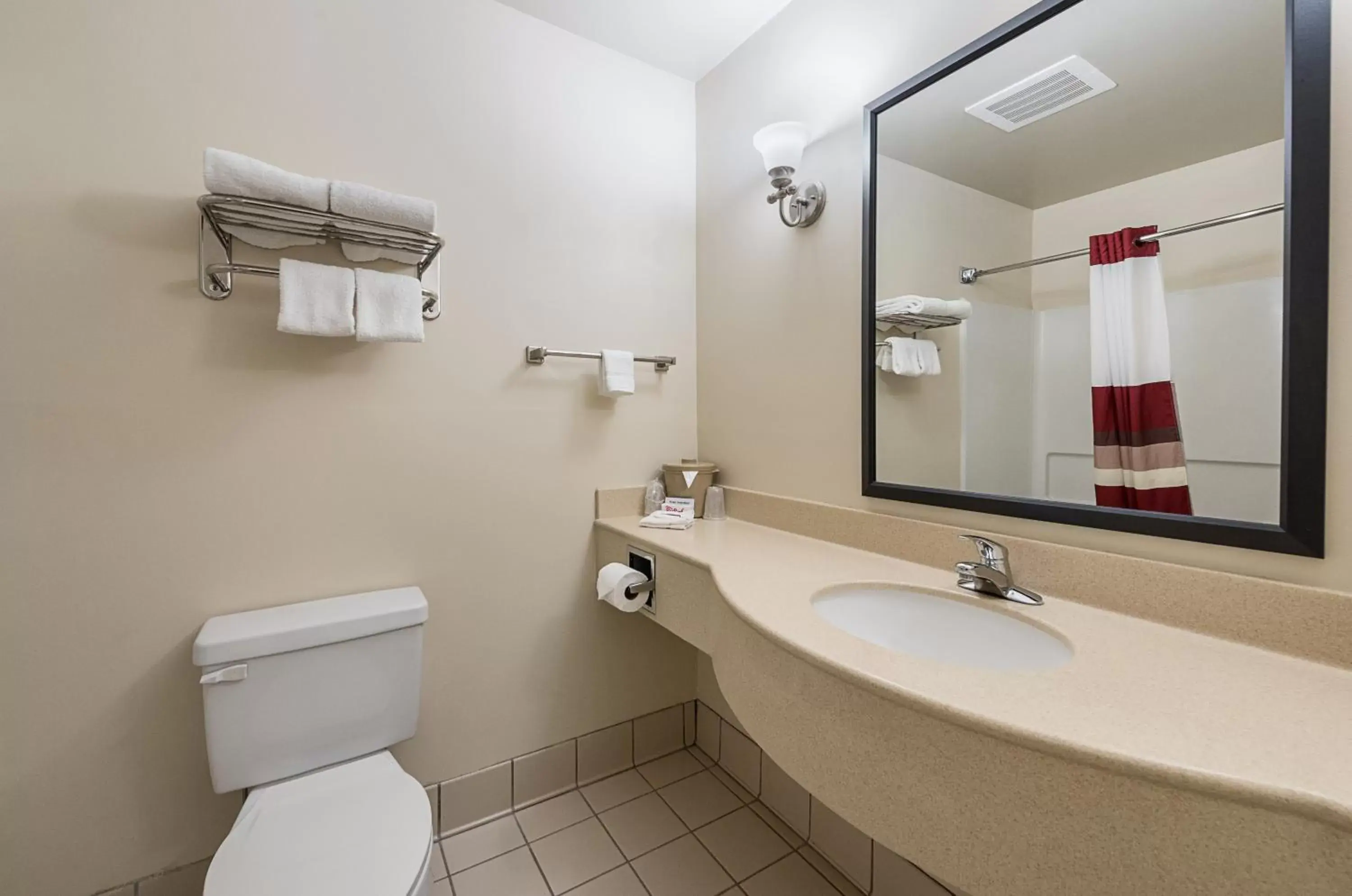 Bathroom in Red Roof Inn Etowah – Athens, TN