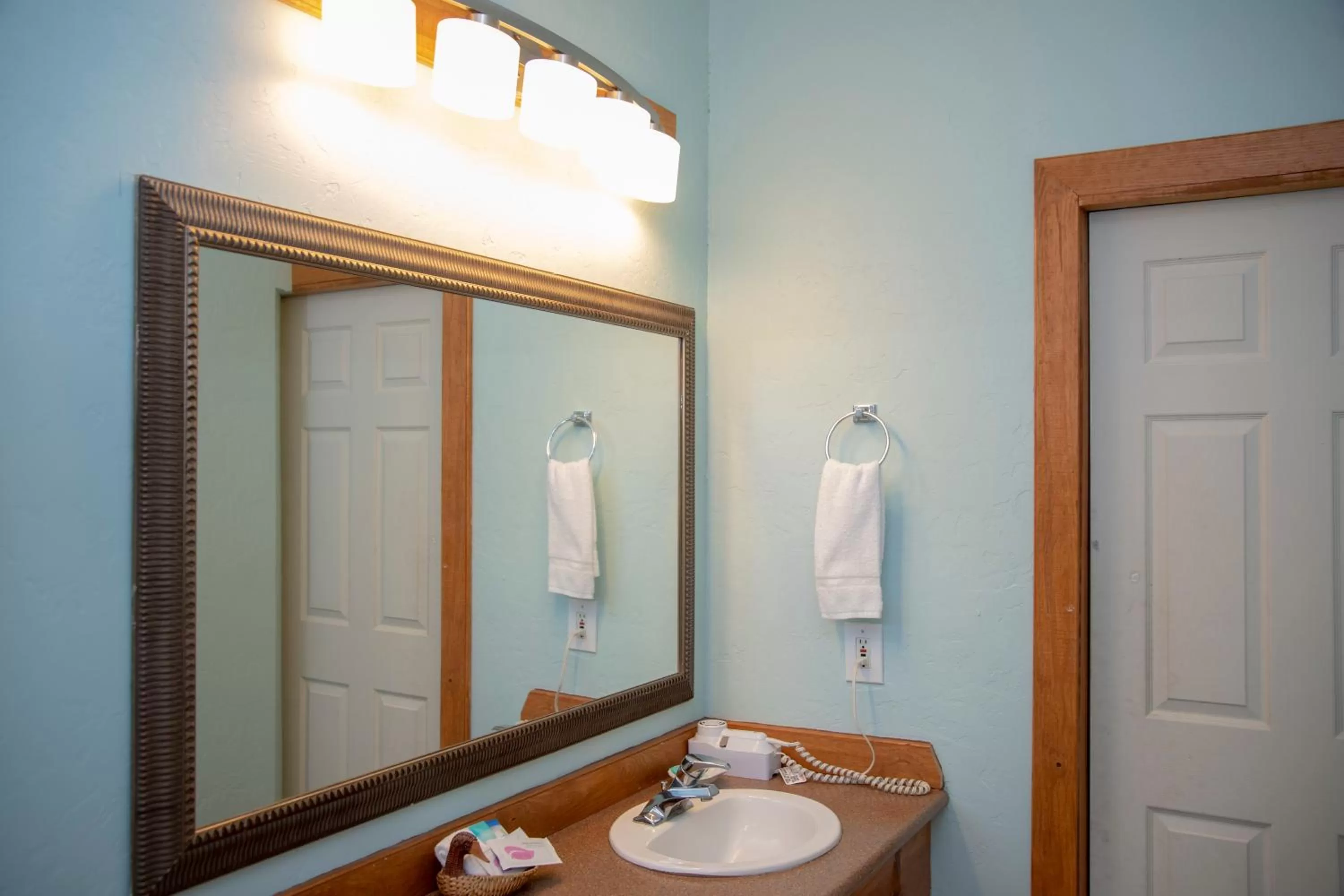 Shower in D&R Pelican Bay Resort