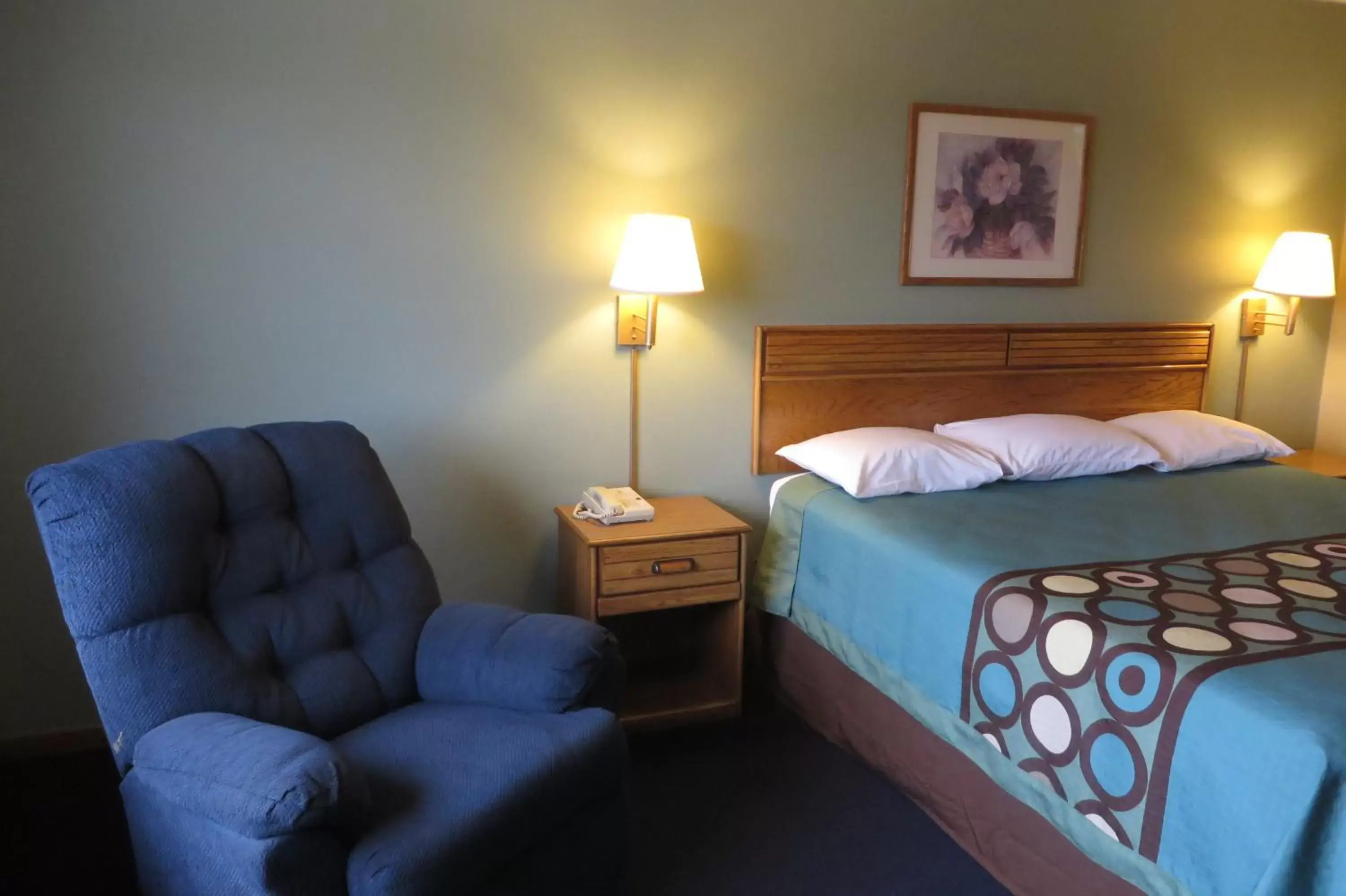 Photo of the whole room, Bed in Super 8 by Wyndham Macomb