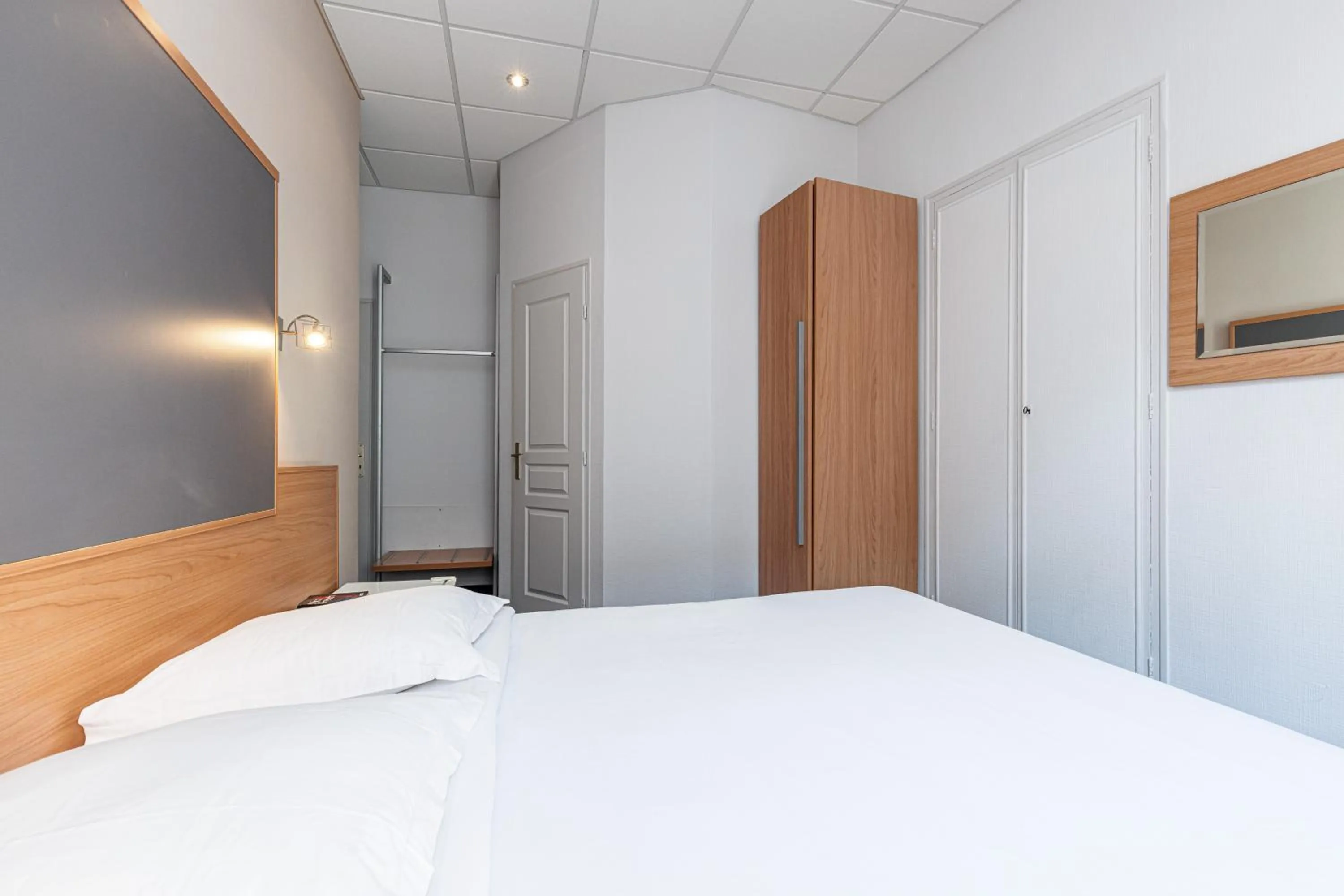 Photo of the whole room in Naomi Cannes