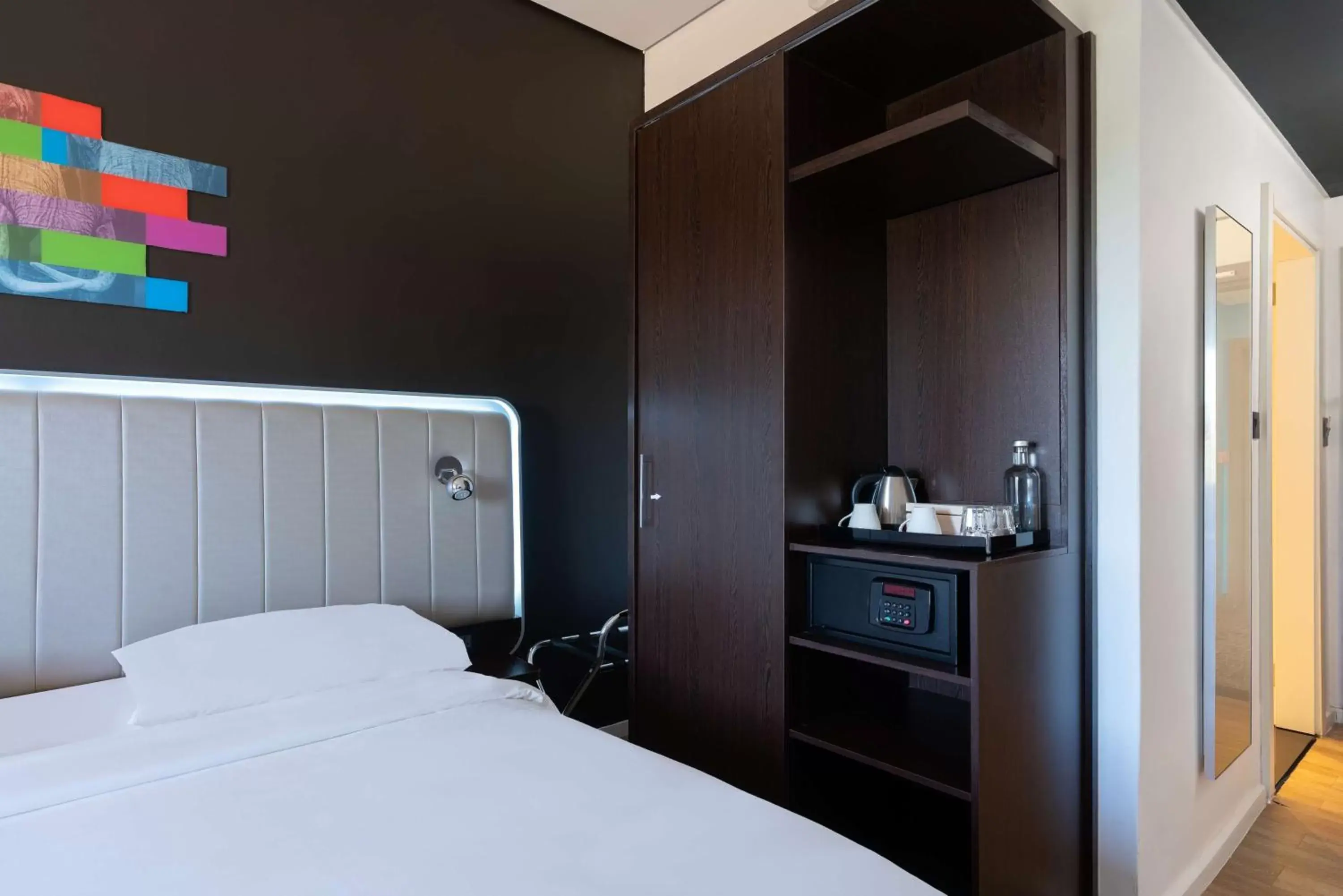 Kitchen or kitchenette, Bed in Park Inn by Radisson Polokwane