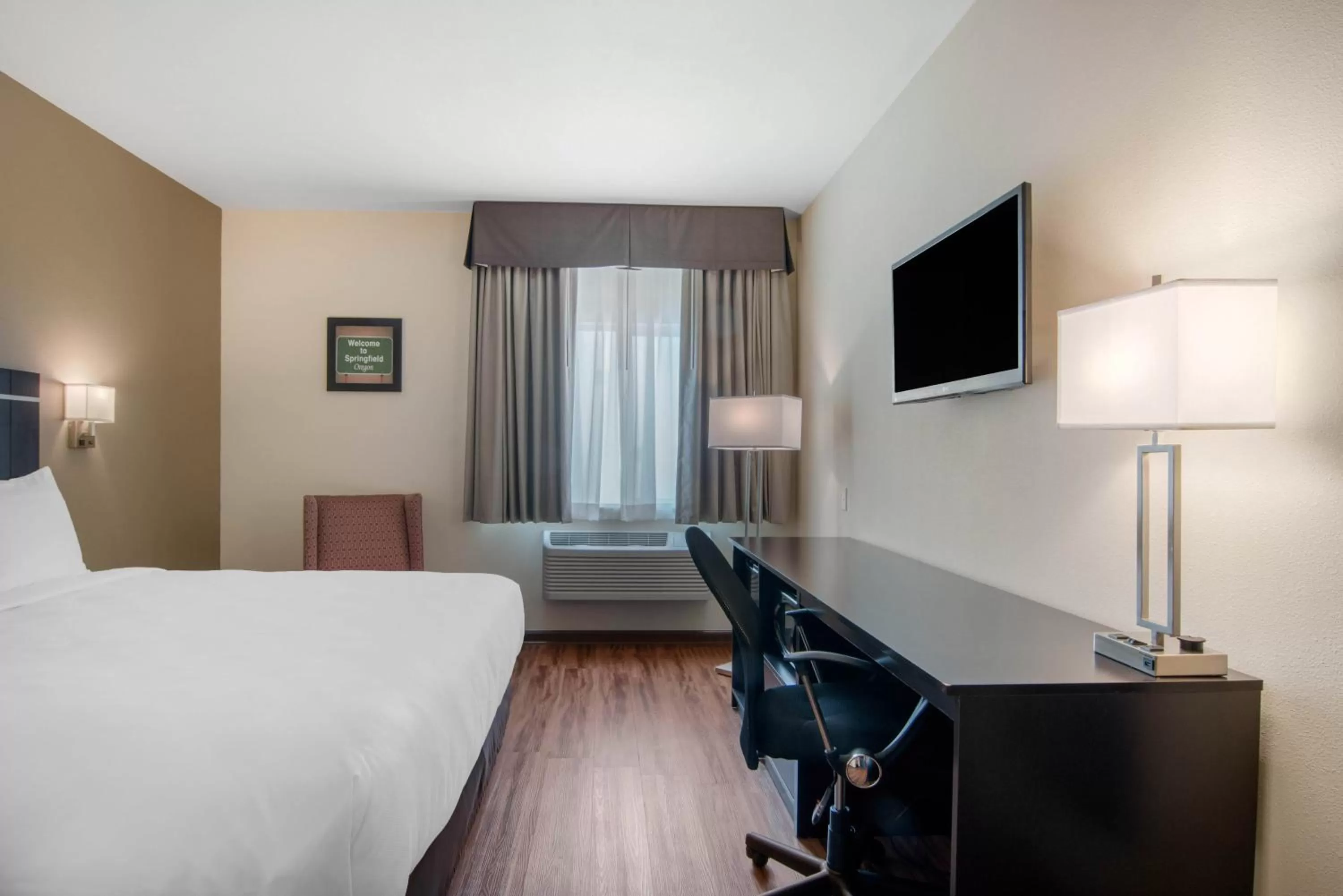 Photo of the whole room, Bed in Econo Lodge Inn & Suites Springfield Main Street