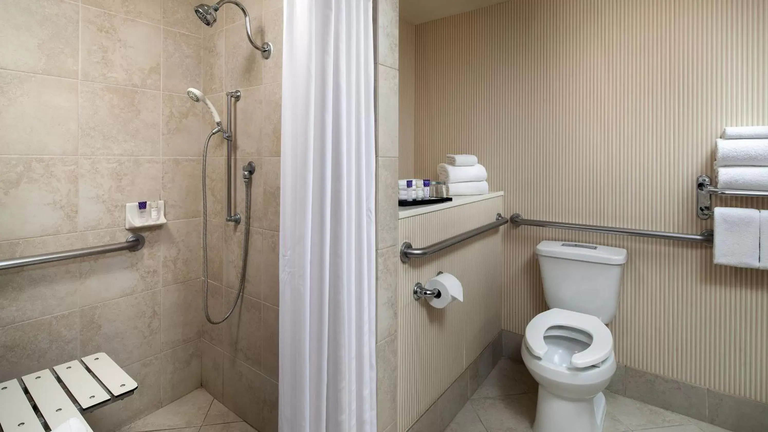 Toilet, Bathroom in Anaheim Majestic Garden Hotel